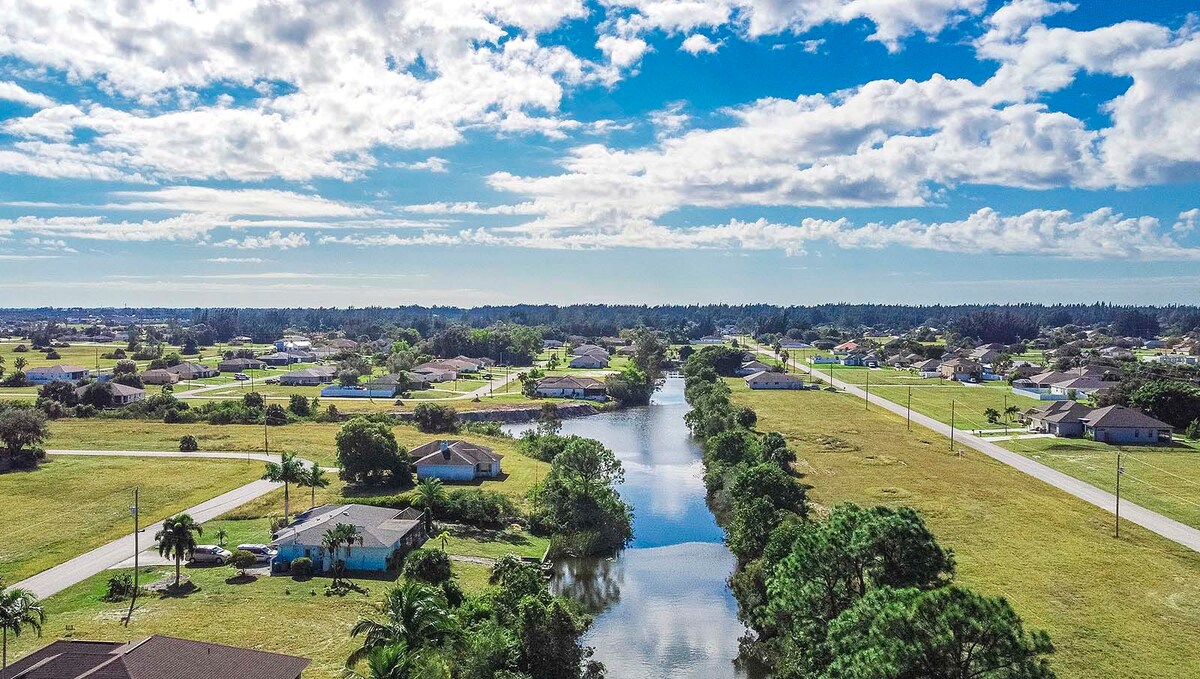Privater Gartenbereich mit Sonnenliegen und Lounge-Möbeln.