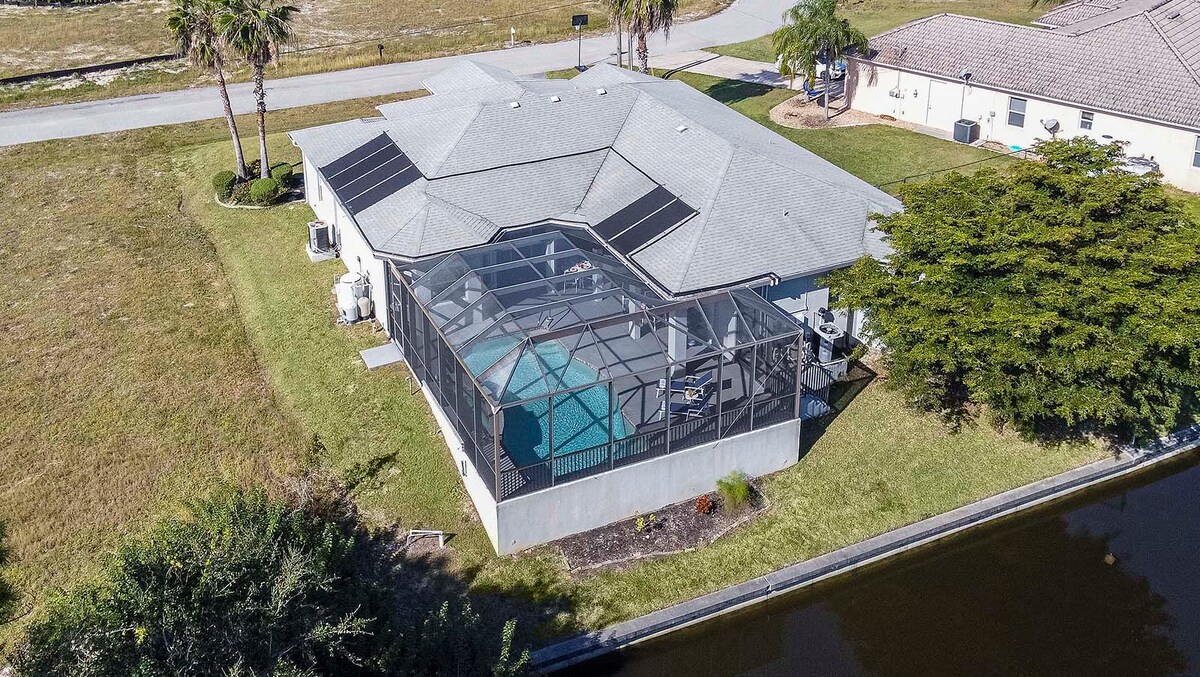 Privater Gartenbereich mit Sonnenliegen und Lounge-Möbeln.