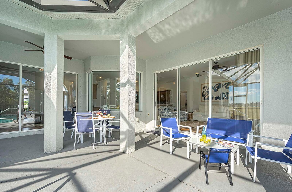 Beheizter Salzwasser-Pool mit Sonnenliegen und Terrasse im privaten Garten.