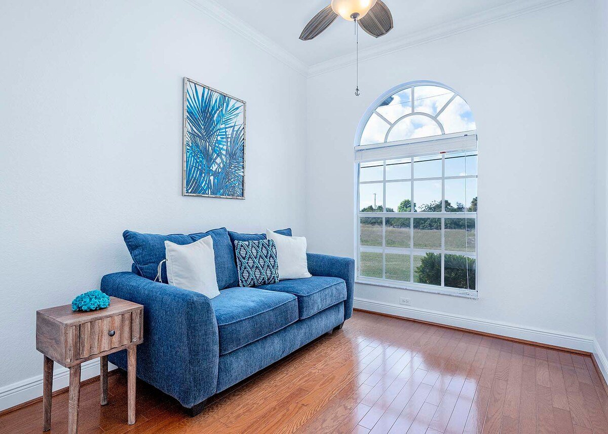 Beheizter Salzwasser-Pool mit Sonnenliegen und Terrasse im privaten Garten.