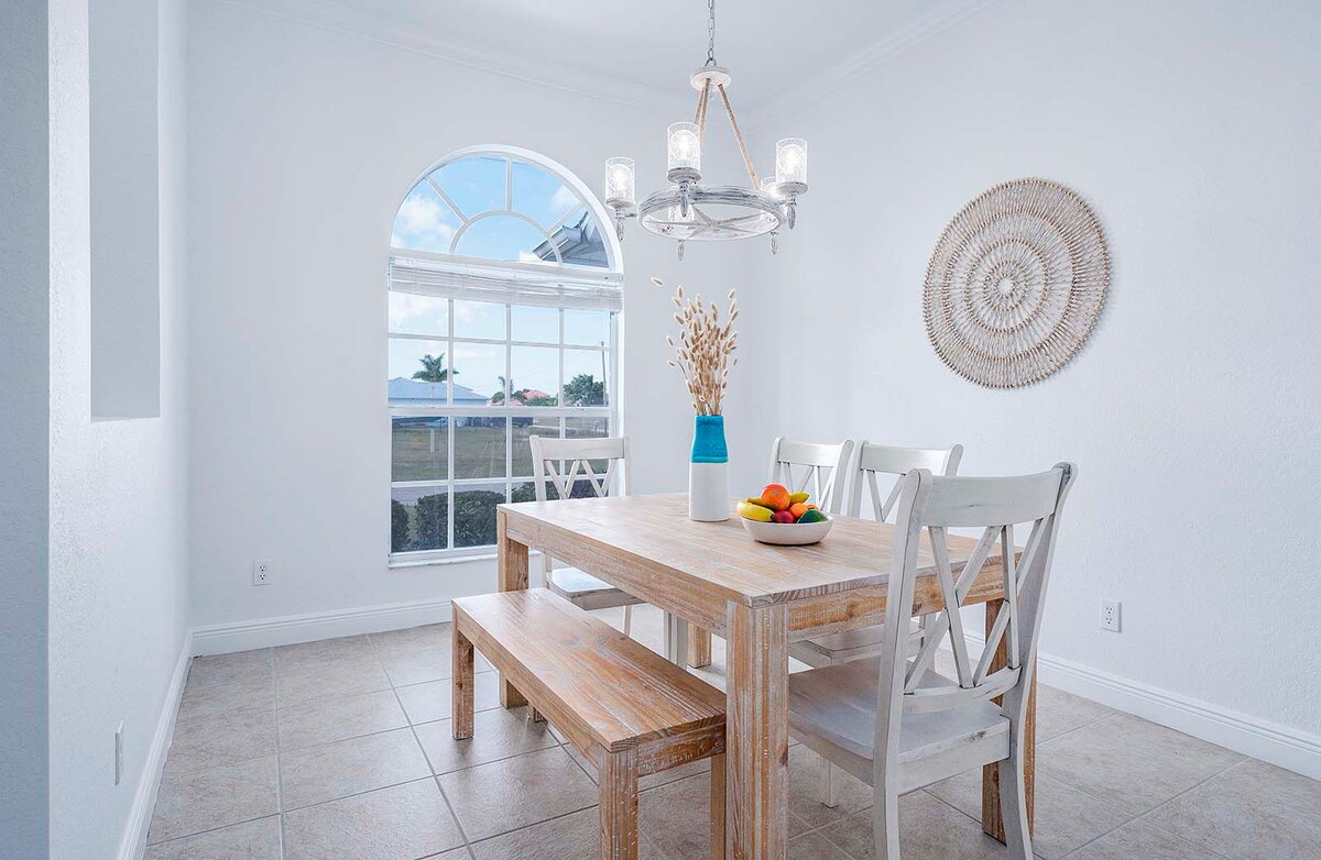 Beheizter Salzwasser-Pool mit Sonnenliegen und Lanai-Terrasse.