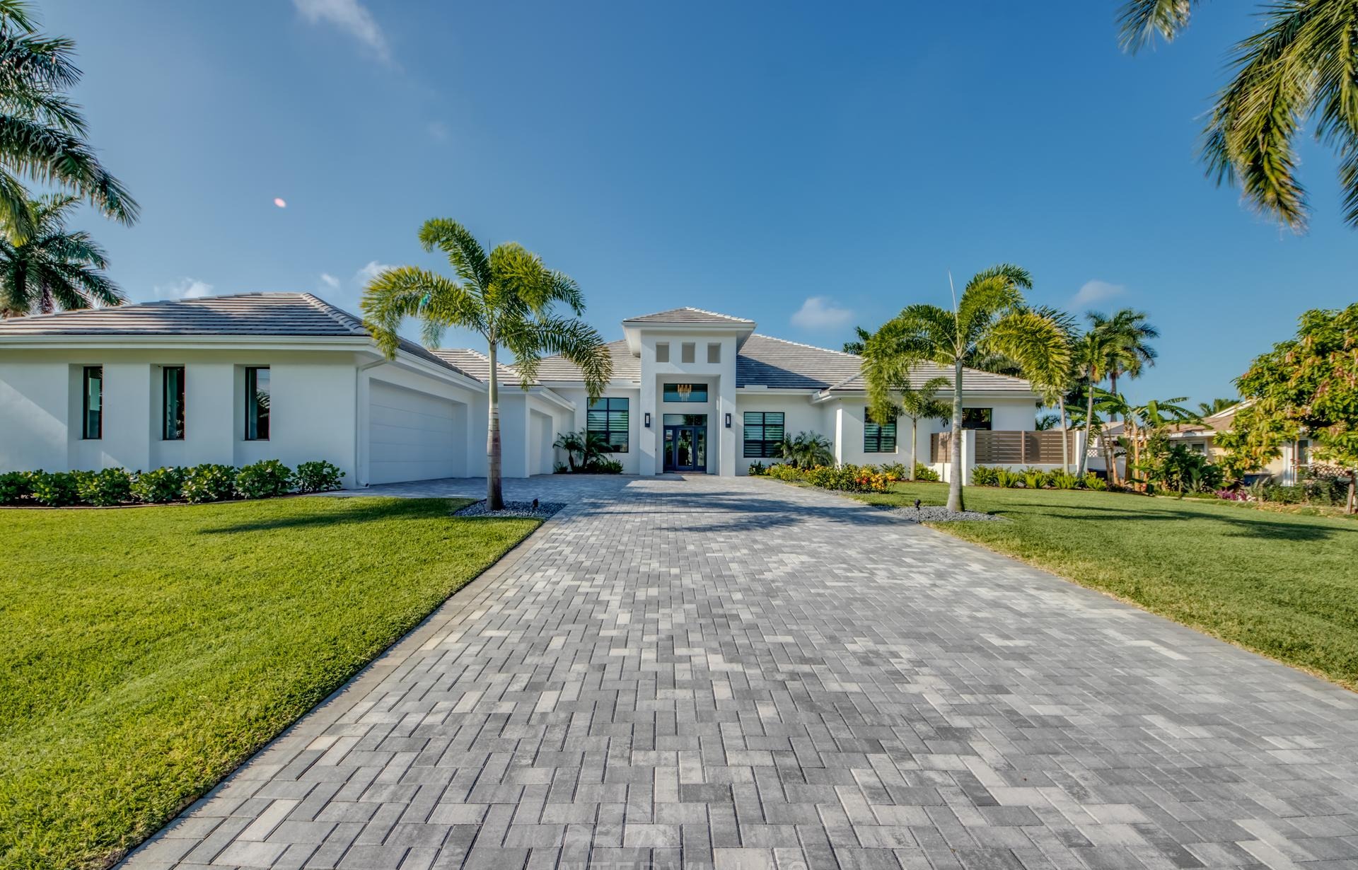 Moderne Villa am Kanal mit Salzwasserpool, Spa und Bootsdock.