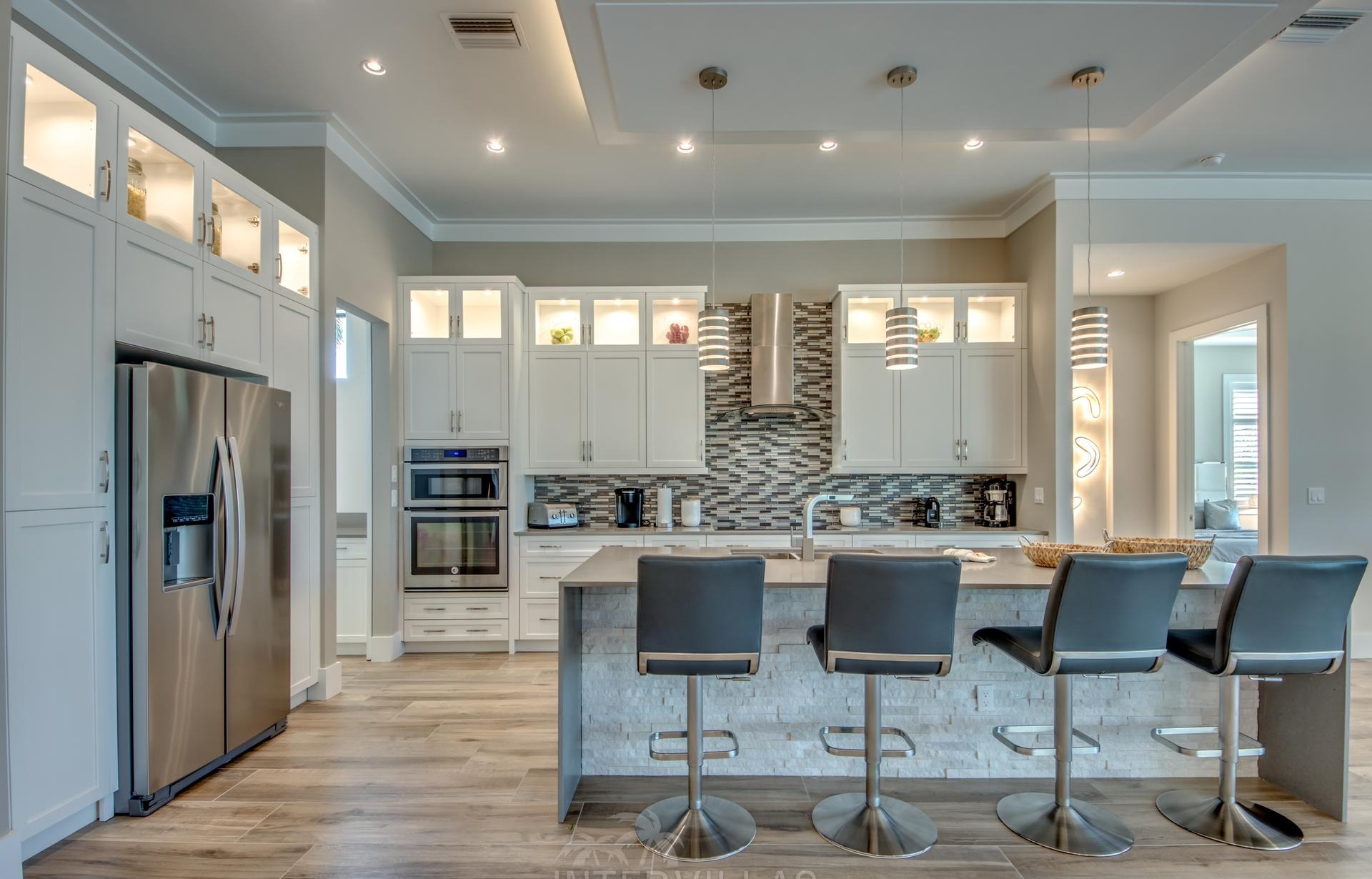 Salzwasserpool mit integriertem Spa und Blick auf den Kanal.