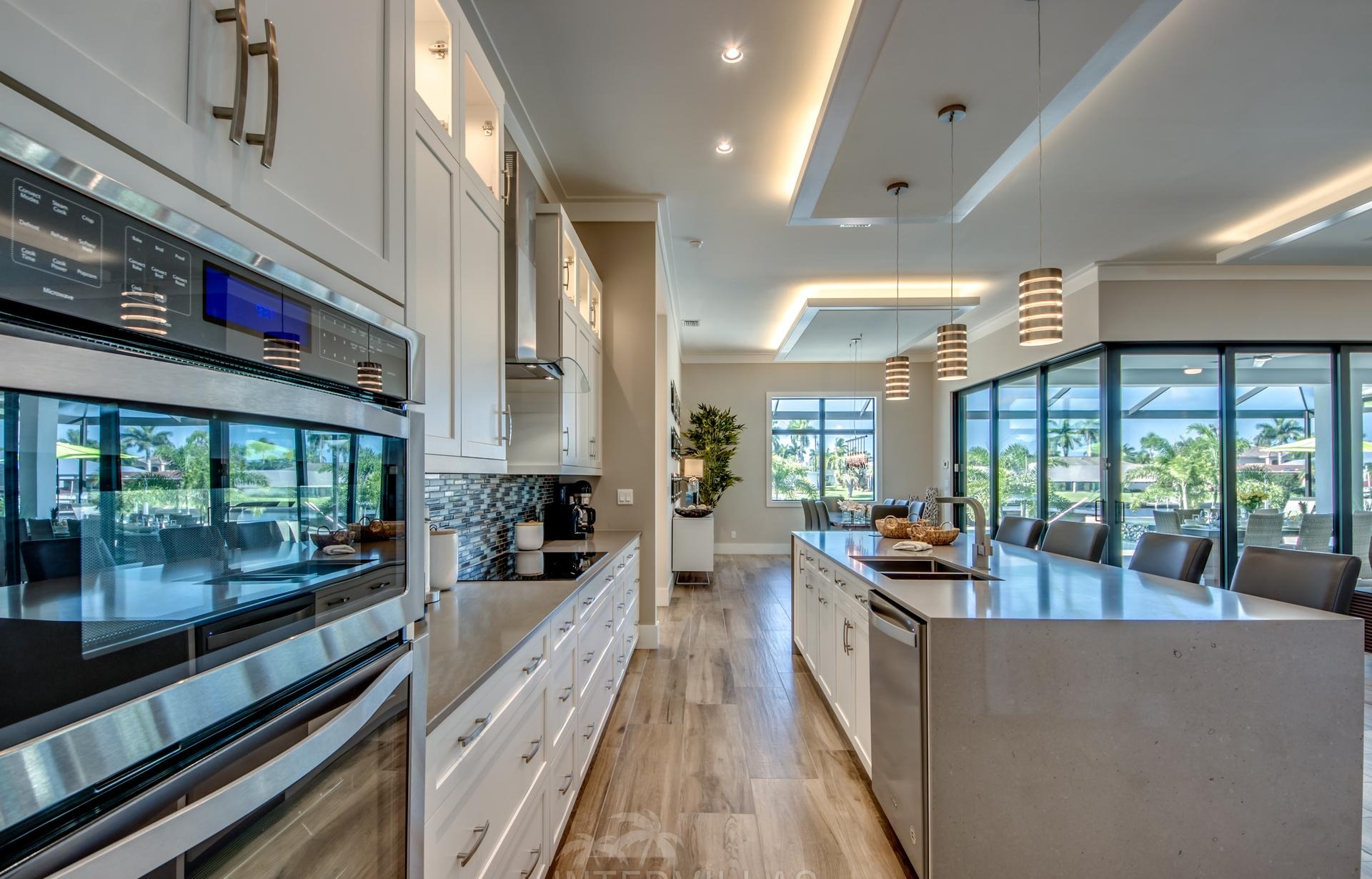 Salzwasserpool mit Spa und Blick auf den Kanal