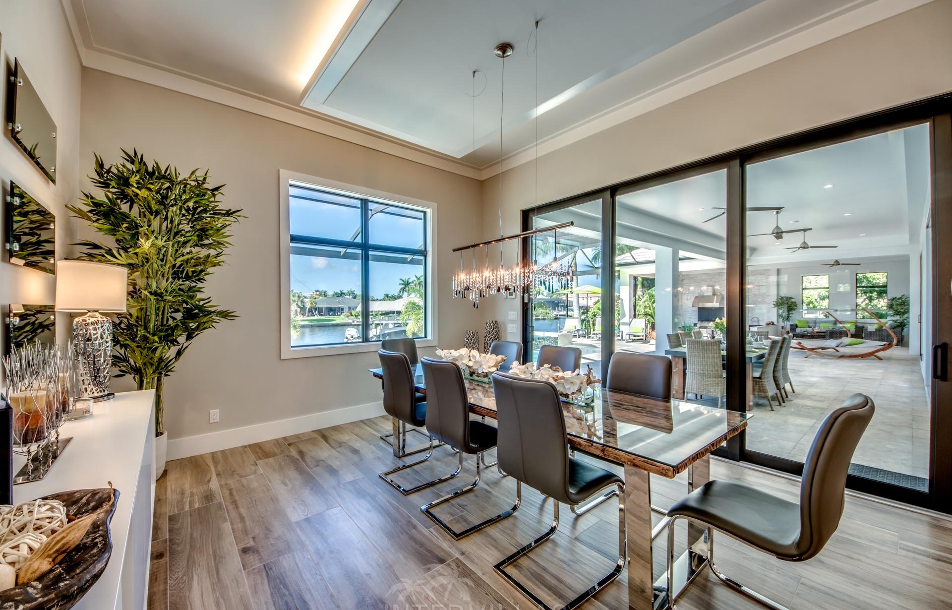 Salzwasserpool mit separatem Spa und Blick auf den Kanal