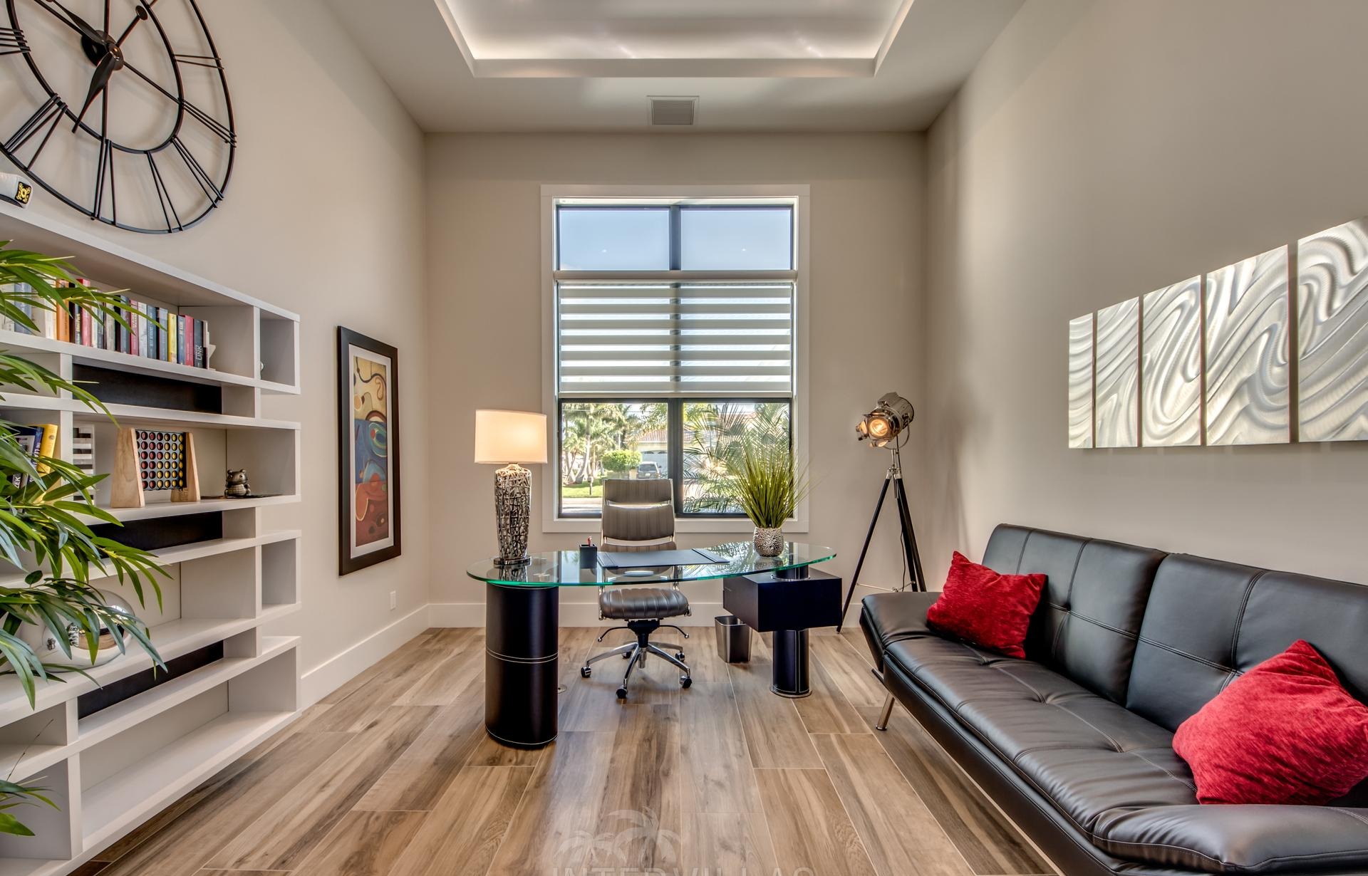 Moderne Villa am Kanal mit Salzwasserpool, Spa und Bootsdock.