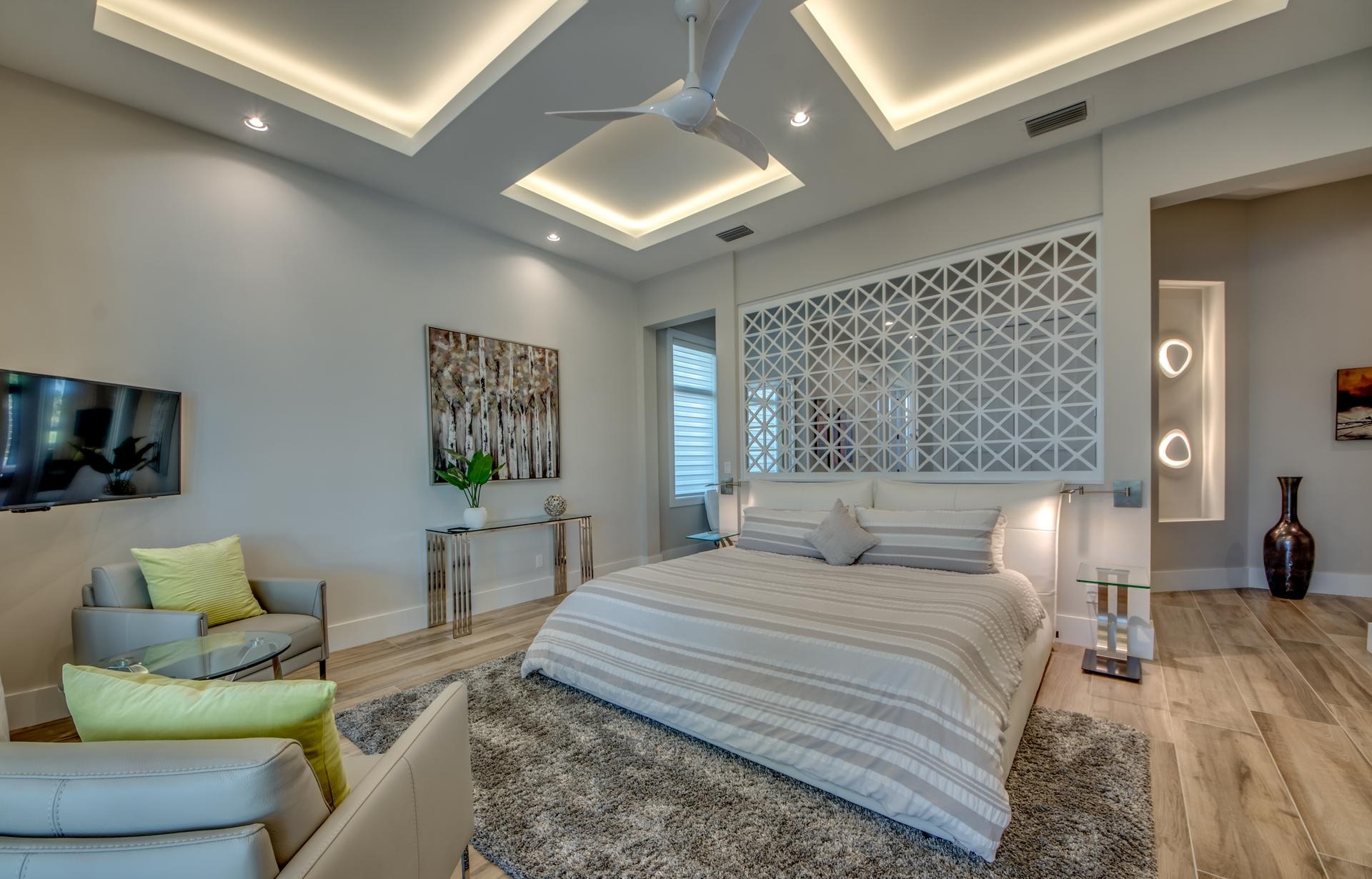 Salzwasserpool mit separatem Spa/Jacuzzi und Blick auf den Kanal.