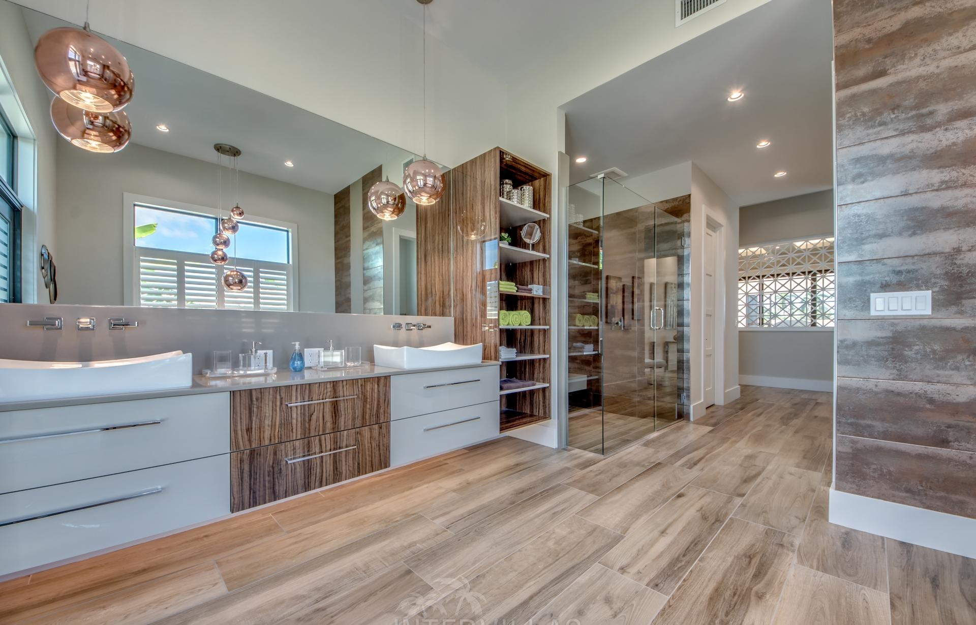 Salzwasserpool mit integriertem Spa am Kanal, Süd-Ausrichtung.