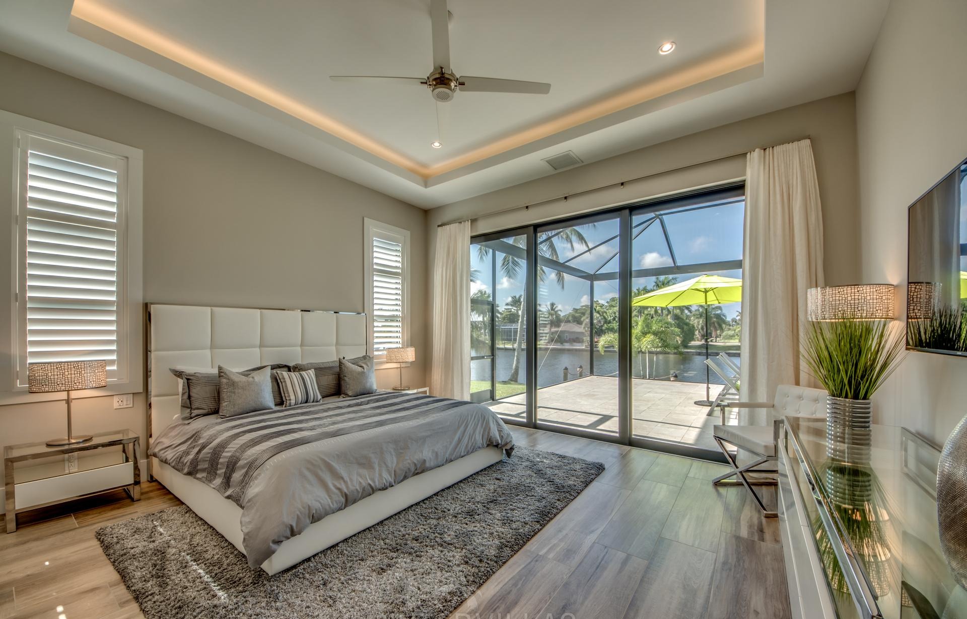 Salzwasserpool mit separatem Spa und Blick auf den Kanal.