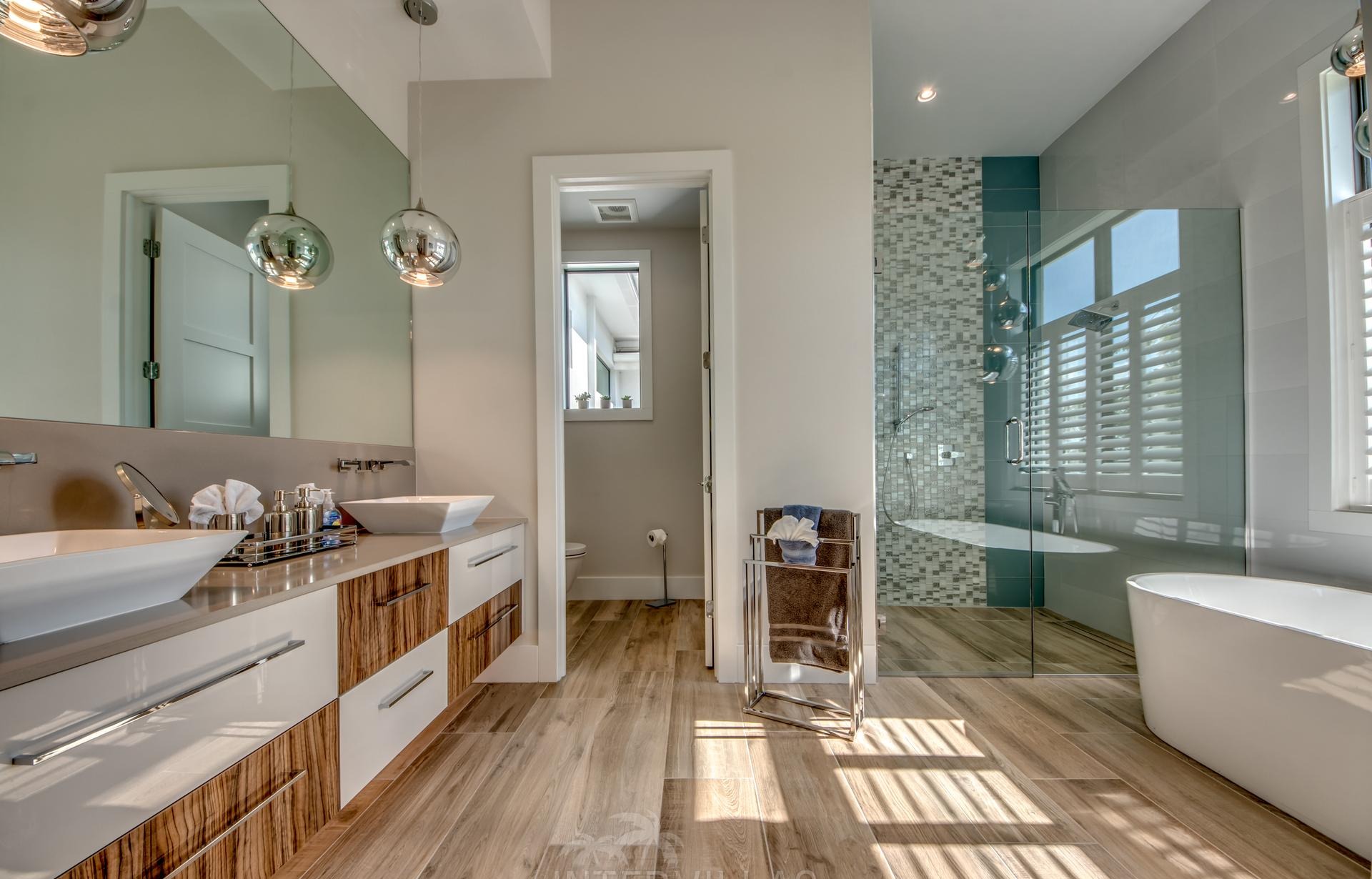 Salzwasserpool mit separatem Spa und Blick auf den Kanal.