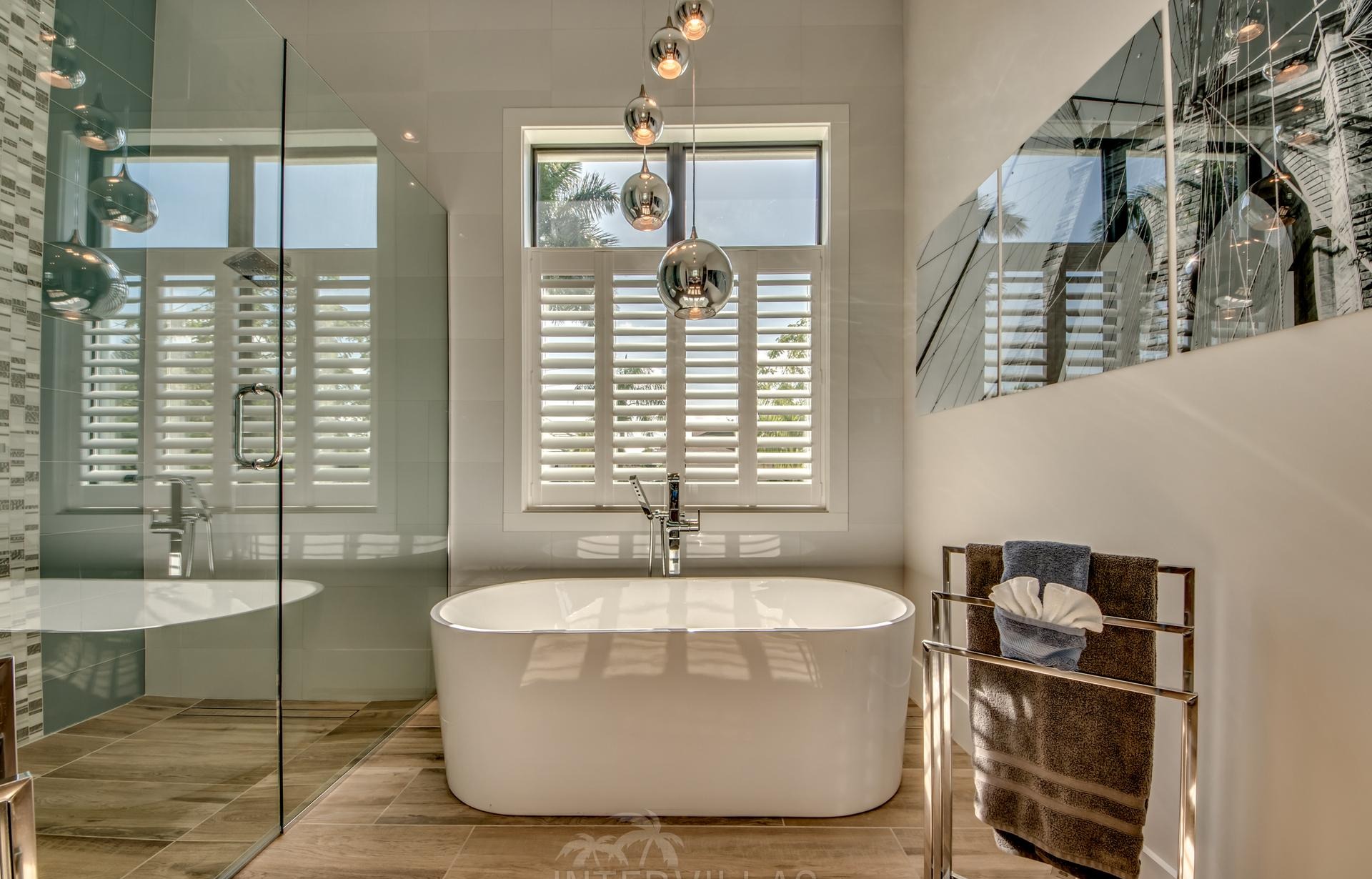 Salzwasserpool mit separatem Spa und Sonnenliegen in Südausrichtung am Kanal.