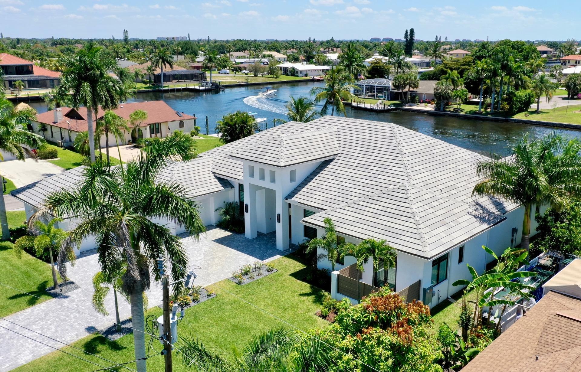 Moderne Villa am Kanal mit Salzwasserpool, Spa und Bootsdock.