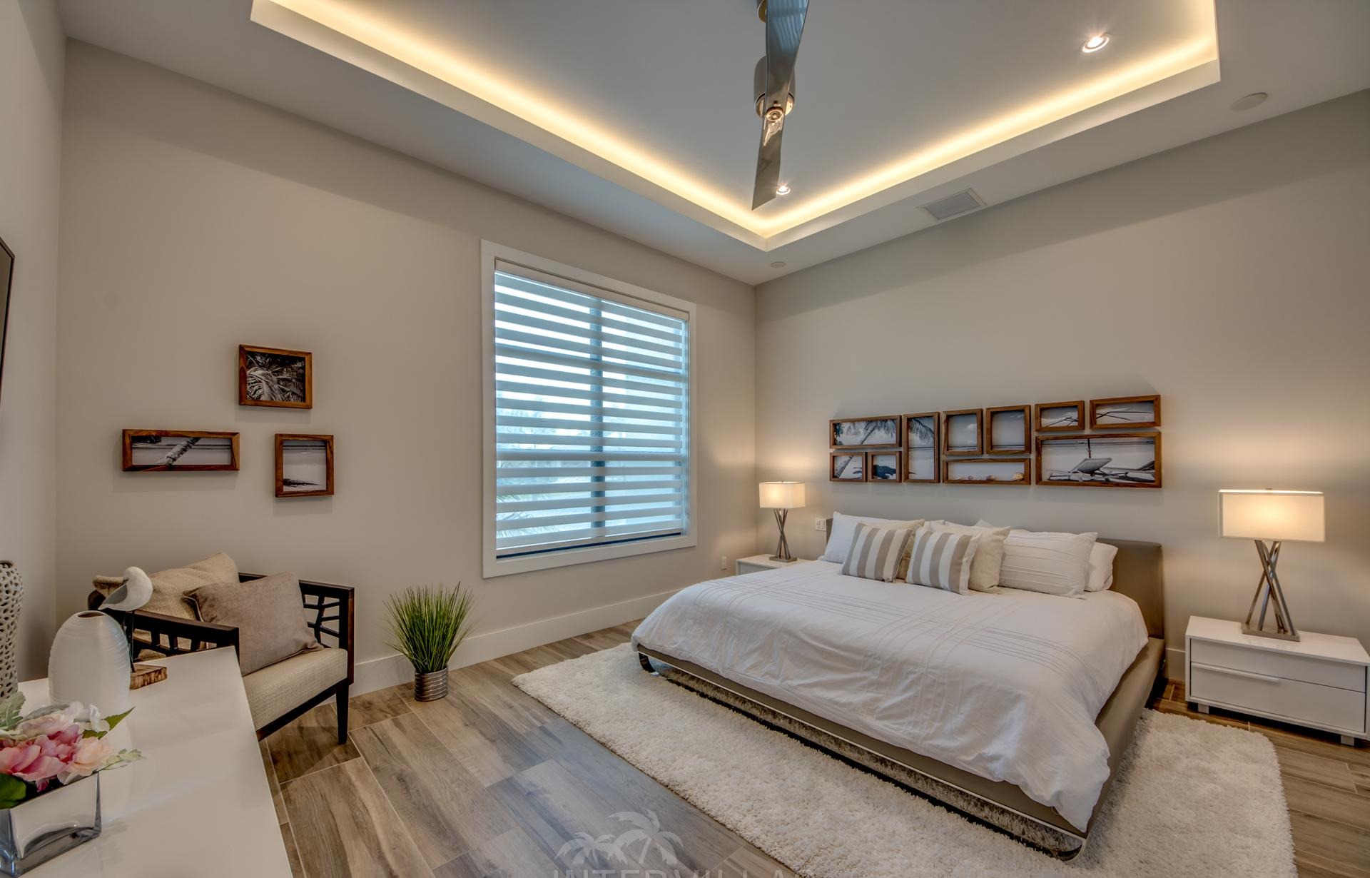 Salzwasserpool mit separatem Spa und Blick auf den Kanal.