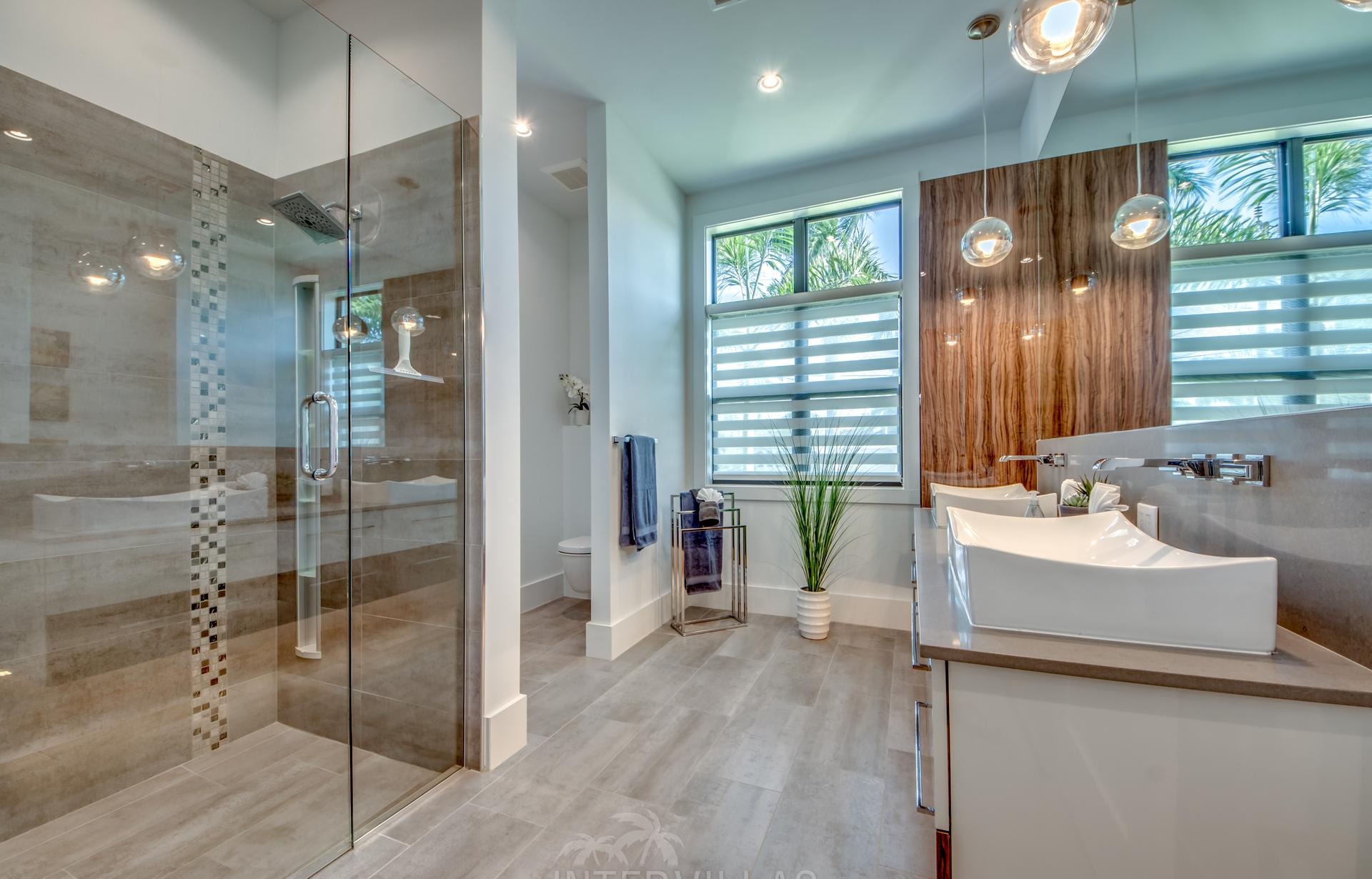 Salzwasserpool mit separatem Spa und Blick auf den Kanal