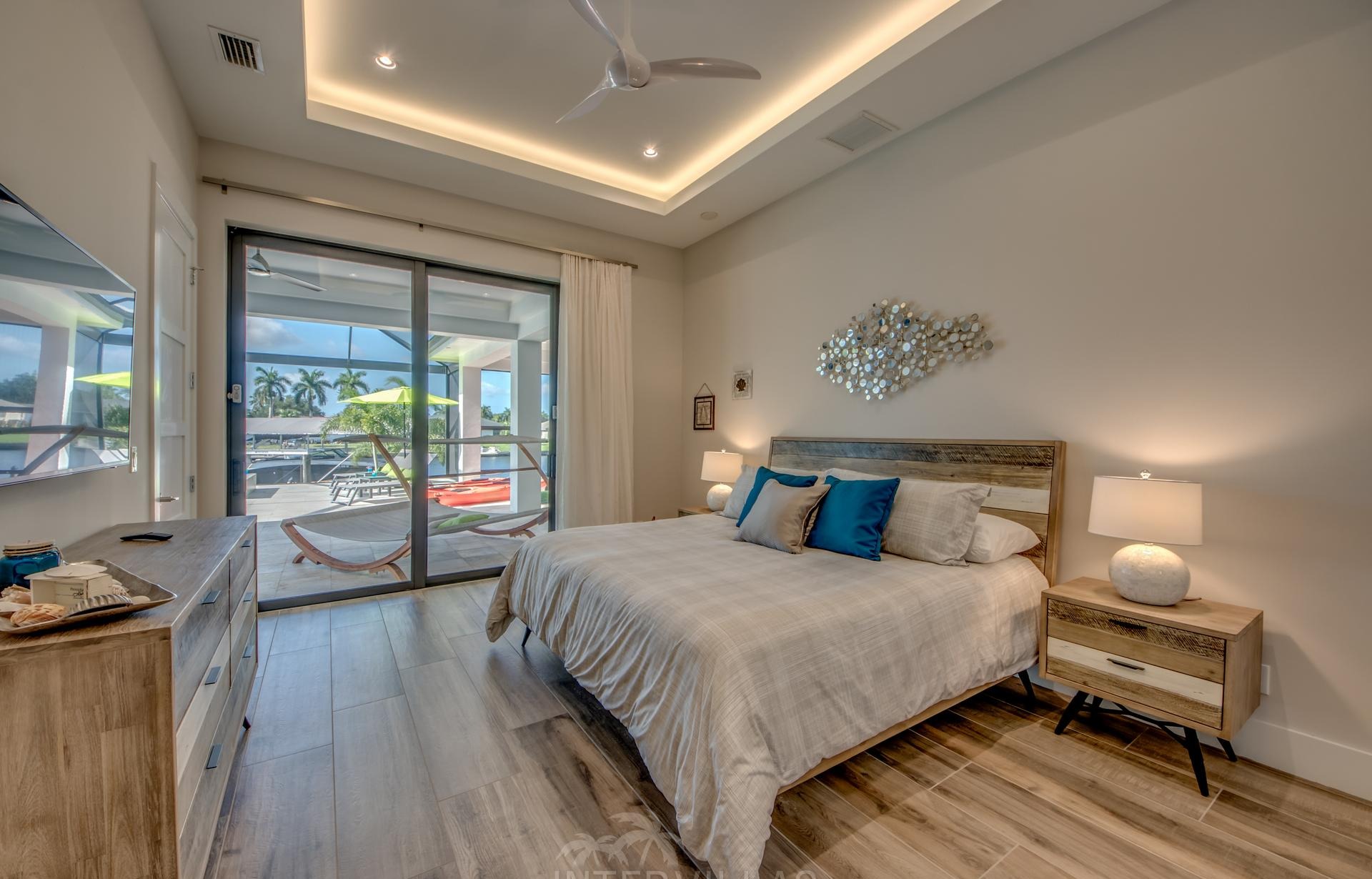 Salzwasserpool mit separatem Spa und Blick auf den Kanal.