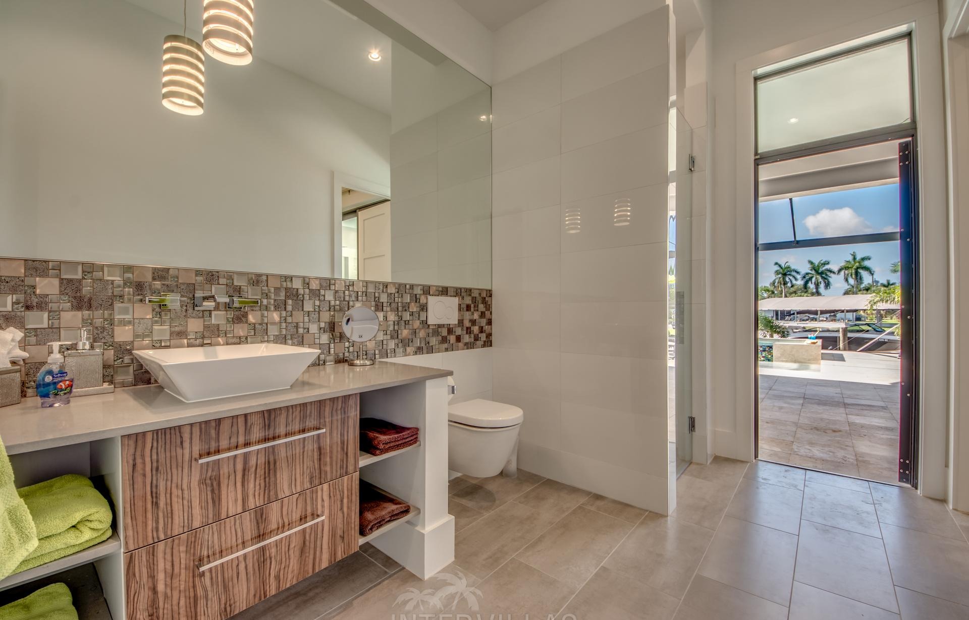 Moderne Villa am Kanal mit Salzwasserpool, Spa und Bootsdock.