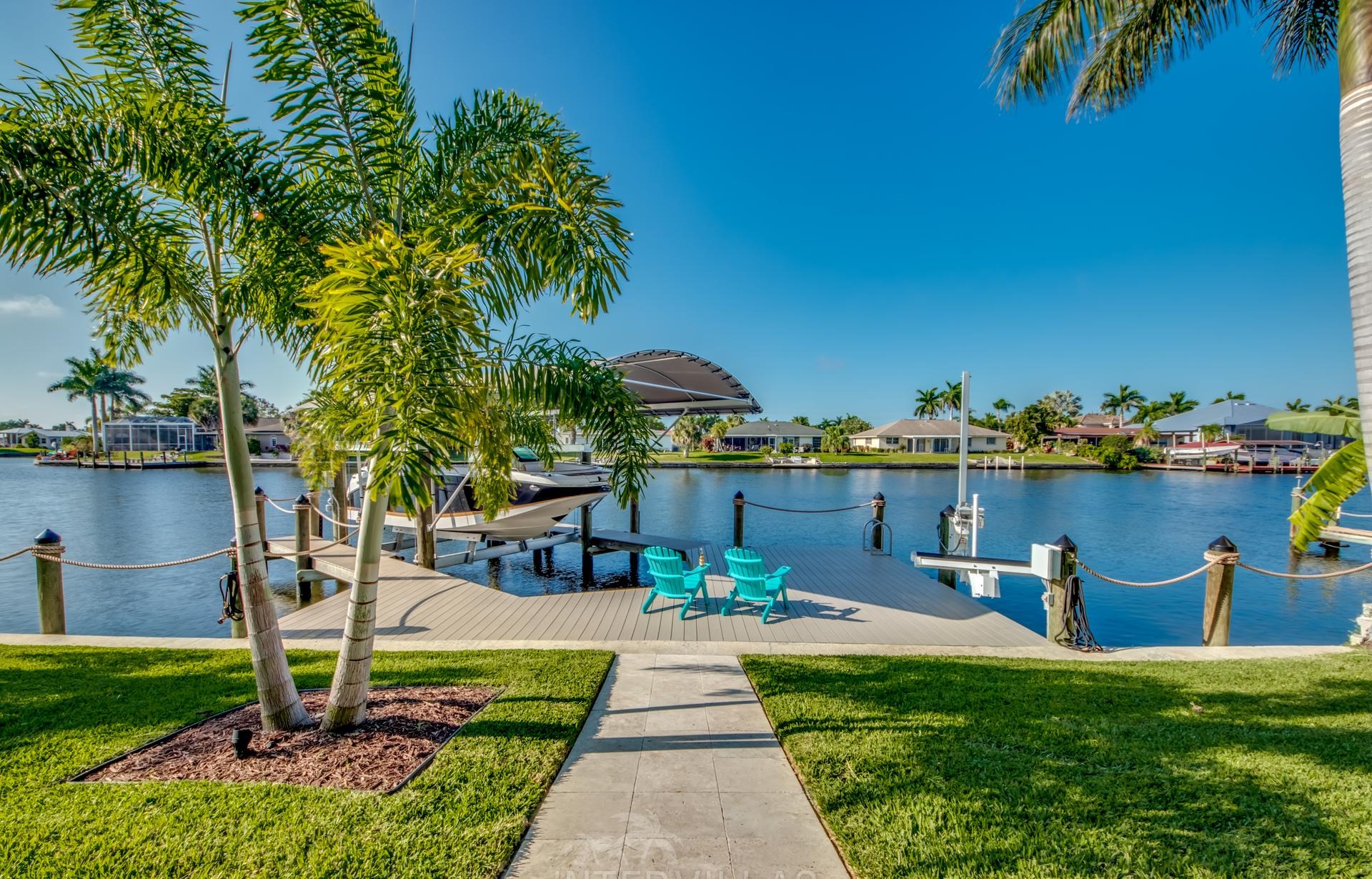 Salzwasserpool mit integriertem Spa und Blick auf den Kanal.