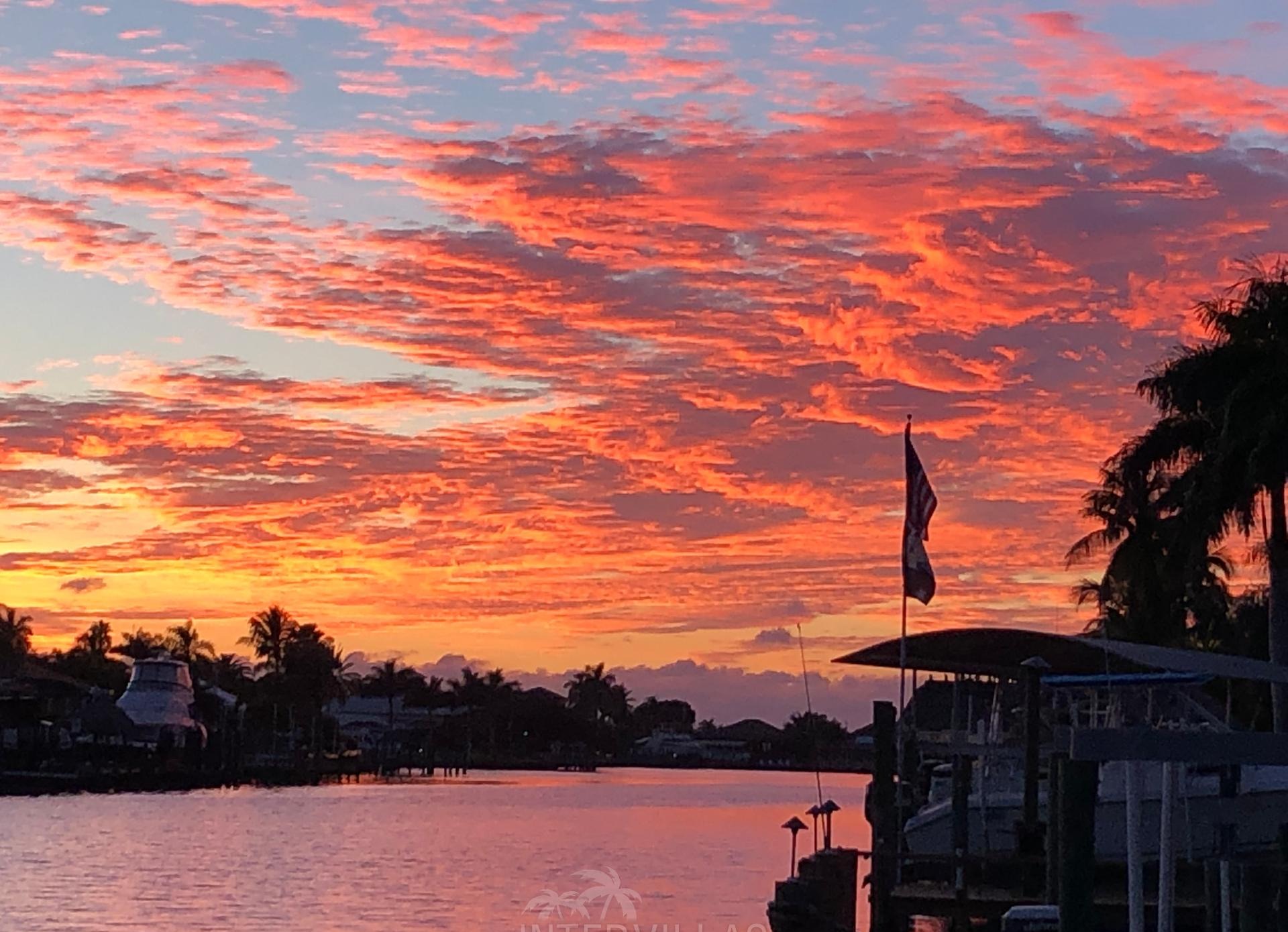 Salzwasserpool mit separatem Spa und Blick auf den Kanal.