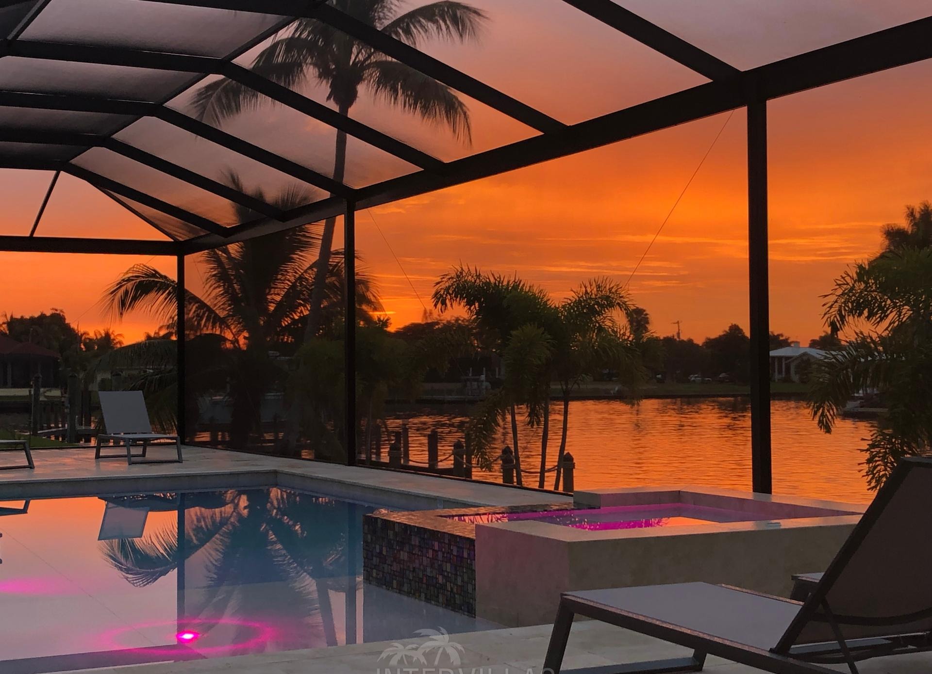 Salzwasserpool mit separatem Spa und Kanalblick in Süd-Ausrichtung.