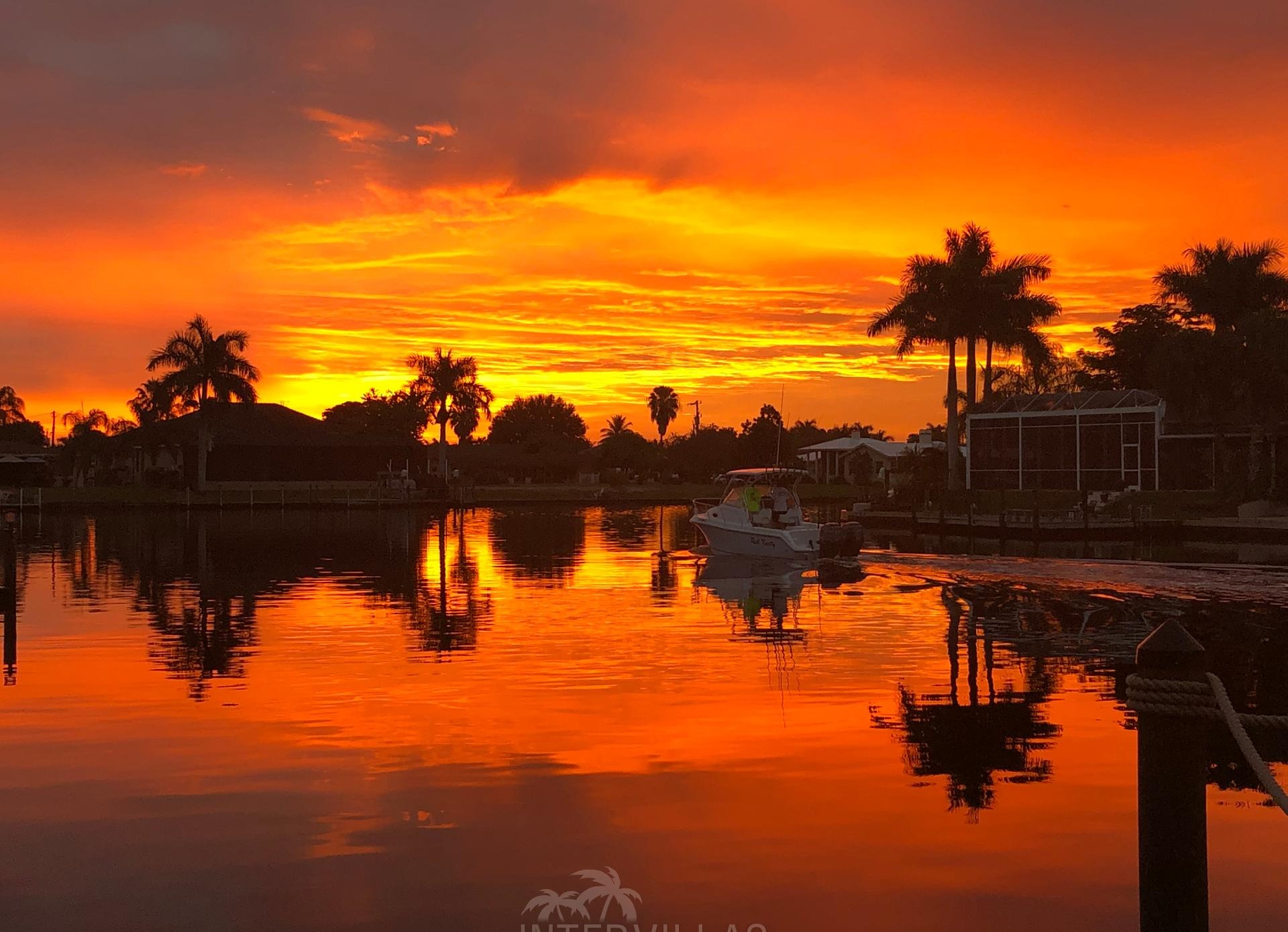 Salzwasserpool mit separatem Spa und Blick auf den Kanal.