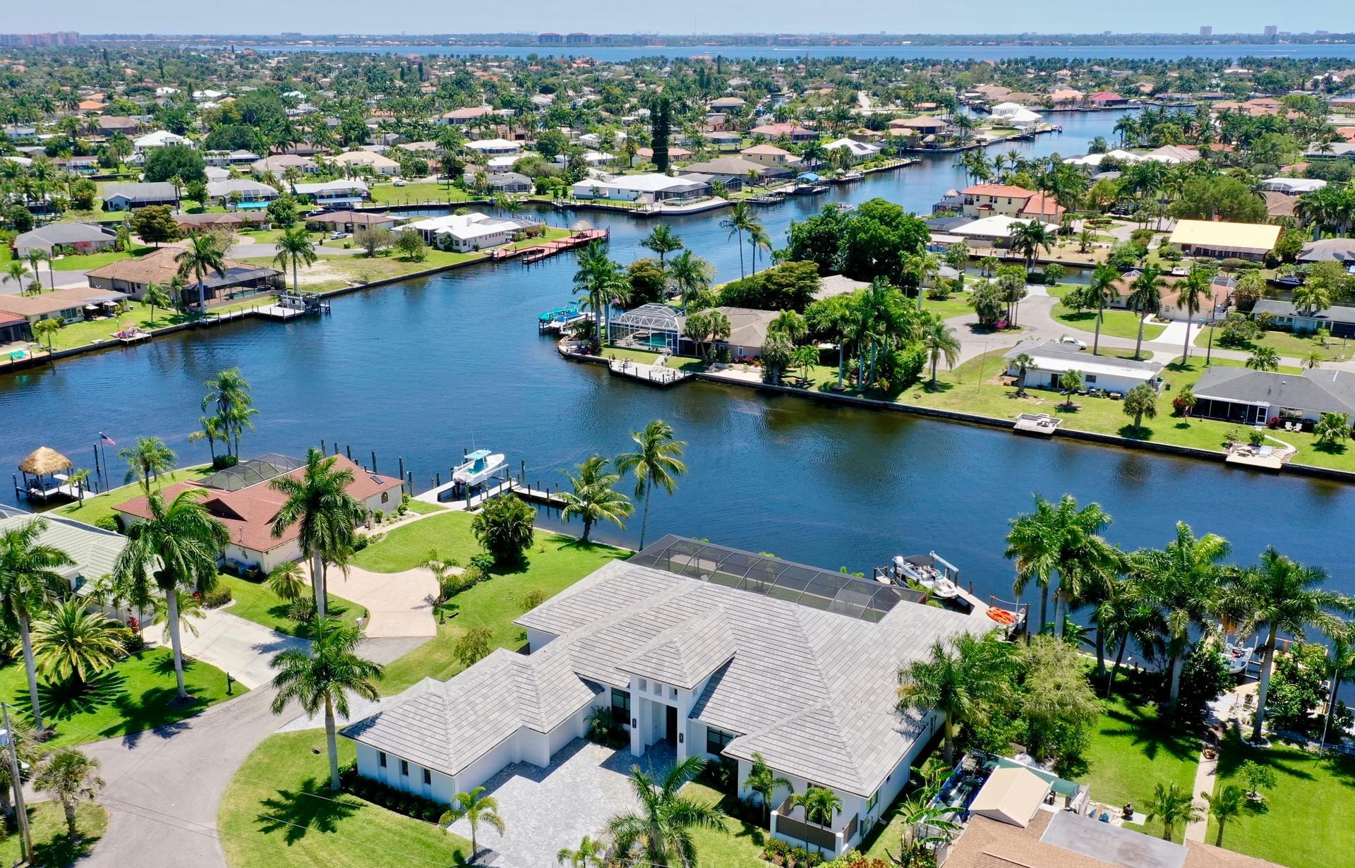 Moderne Villa am Kanal mit Salzwasserpool, Spa und Bootsdock.
