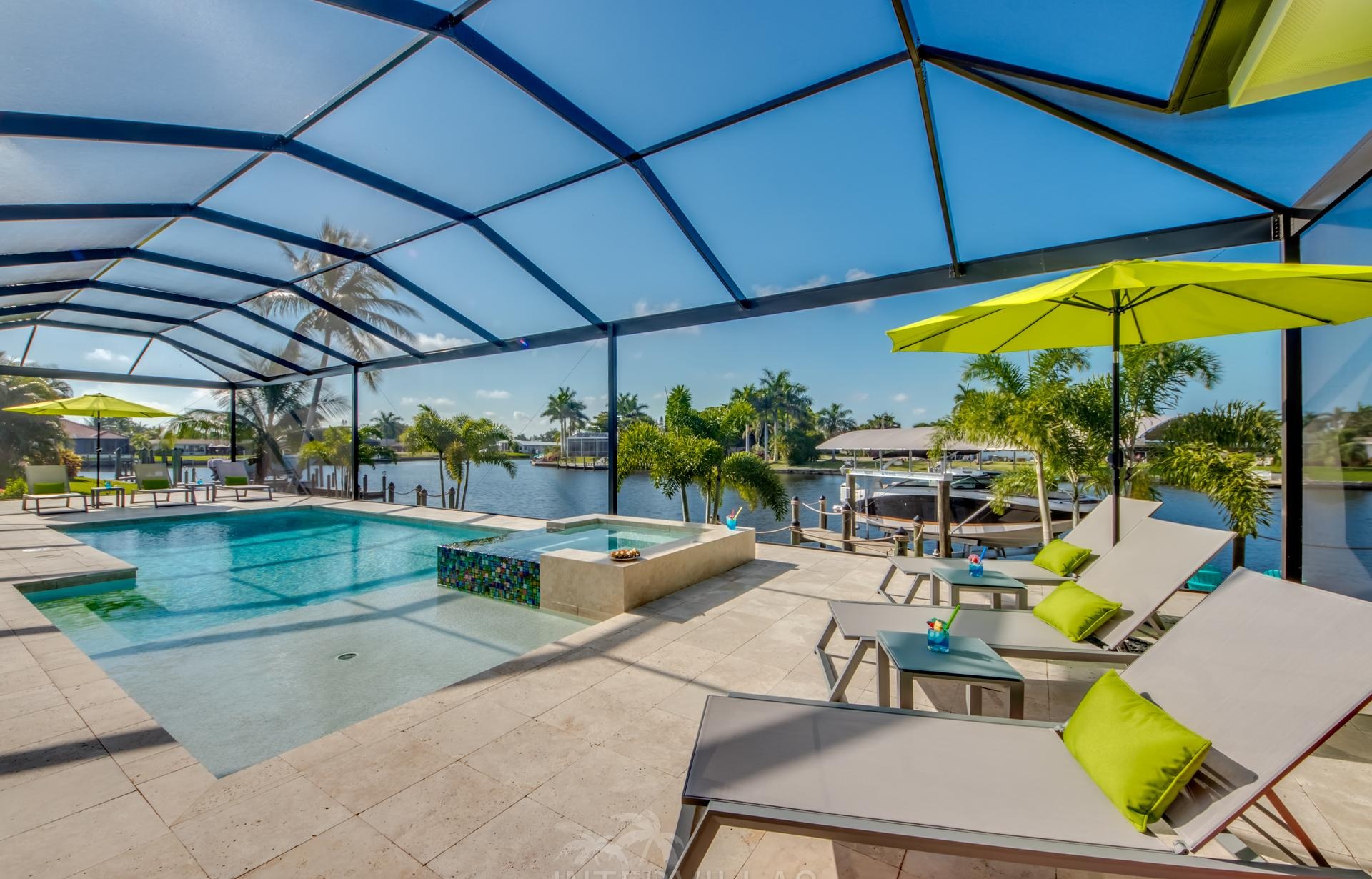 Moderner Salzwasserpool mit Spa/Jacuzzi und Blick auf den Kanal.