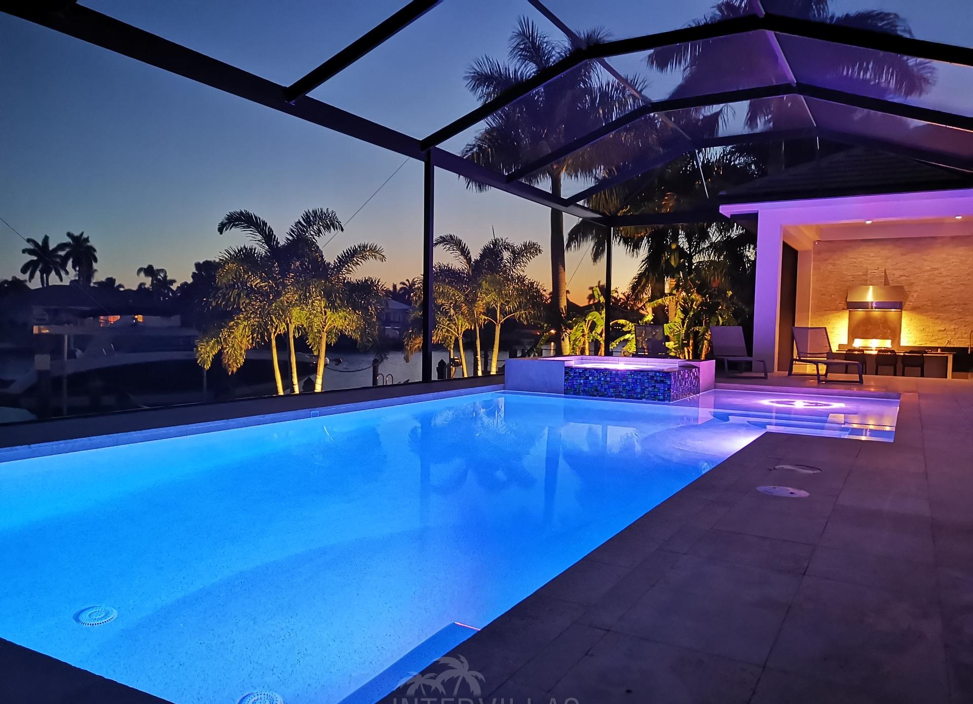 Salzwasserpool mit separatem Spa am Kanal, Süd-Ausrichtung.