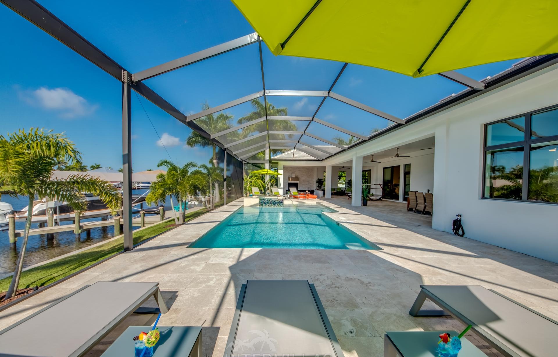 Salzwasserpool mit separatem Whirlpool und Blick auf den Kanal.