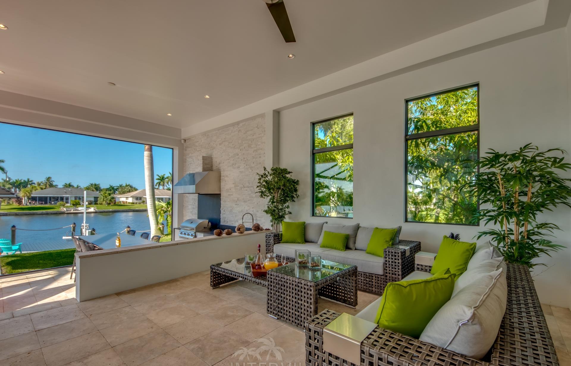 Moderne Villa am Kanal mit Salzwasserpool, Spa und Bootsdock.