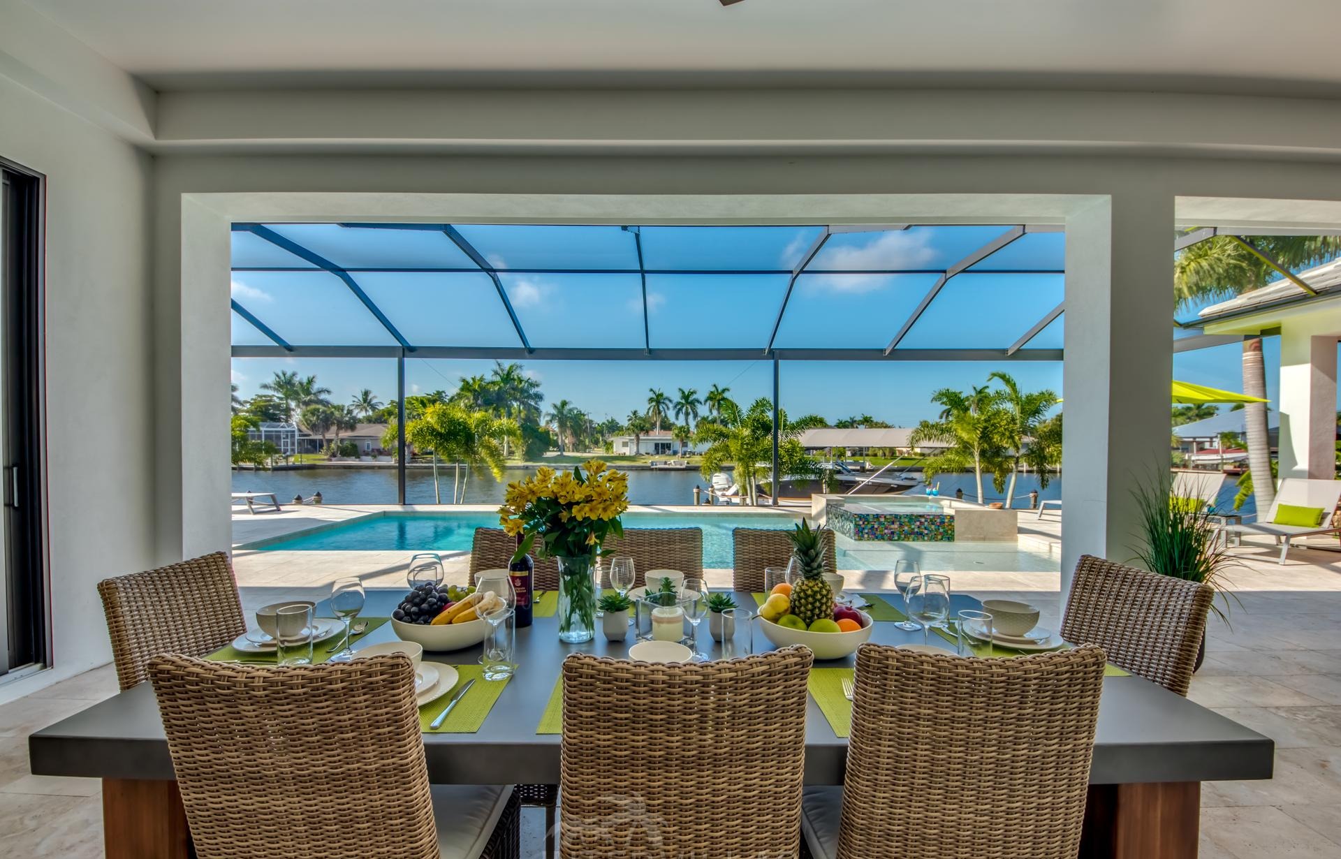 Salzwasserpool mit separatem Spa und Blick auf den Kanal.