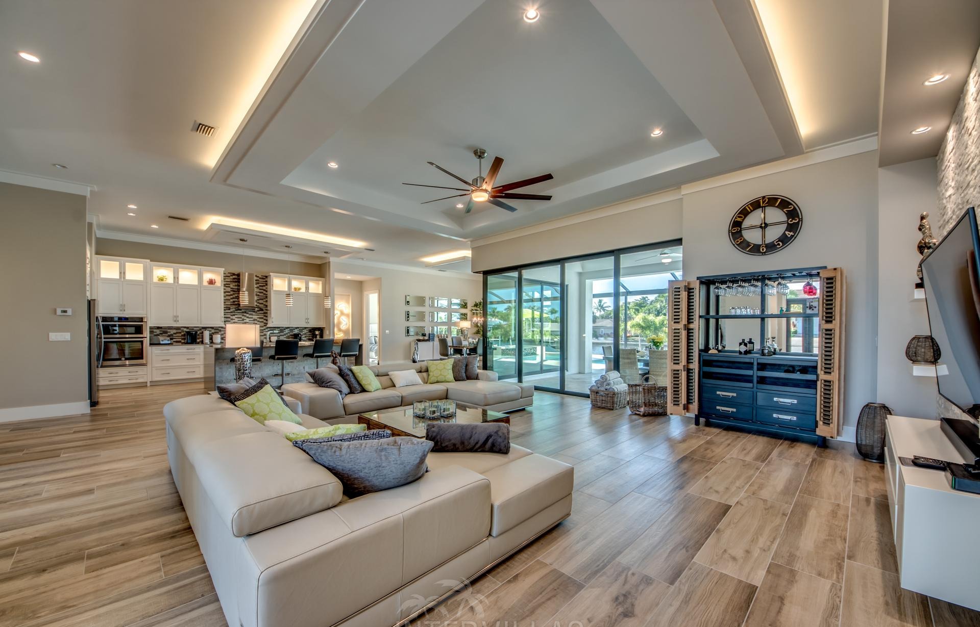 Salzwasserpool mit separatem Spa und Sonnenliegen in Südausrichtung.