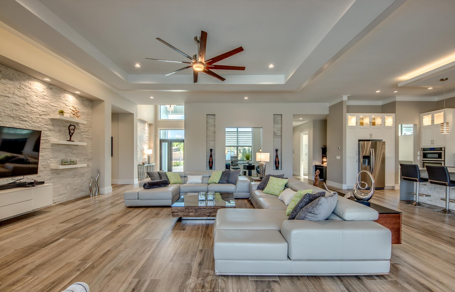 Moderne Villa am Kanal mit Salzwasserpool, Spa und Bootsdock.