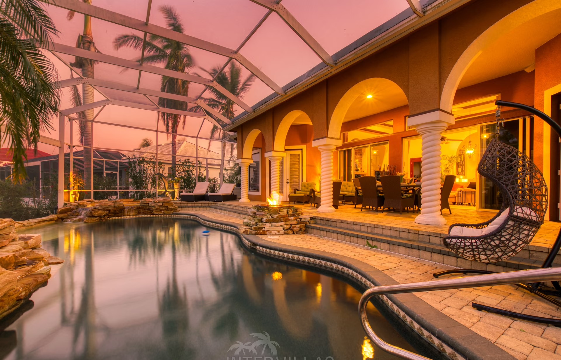 Außenansicht einer Waterfront-Villa mit Salzwasserpool, Spa und privatem Bootsdock am Kanal.