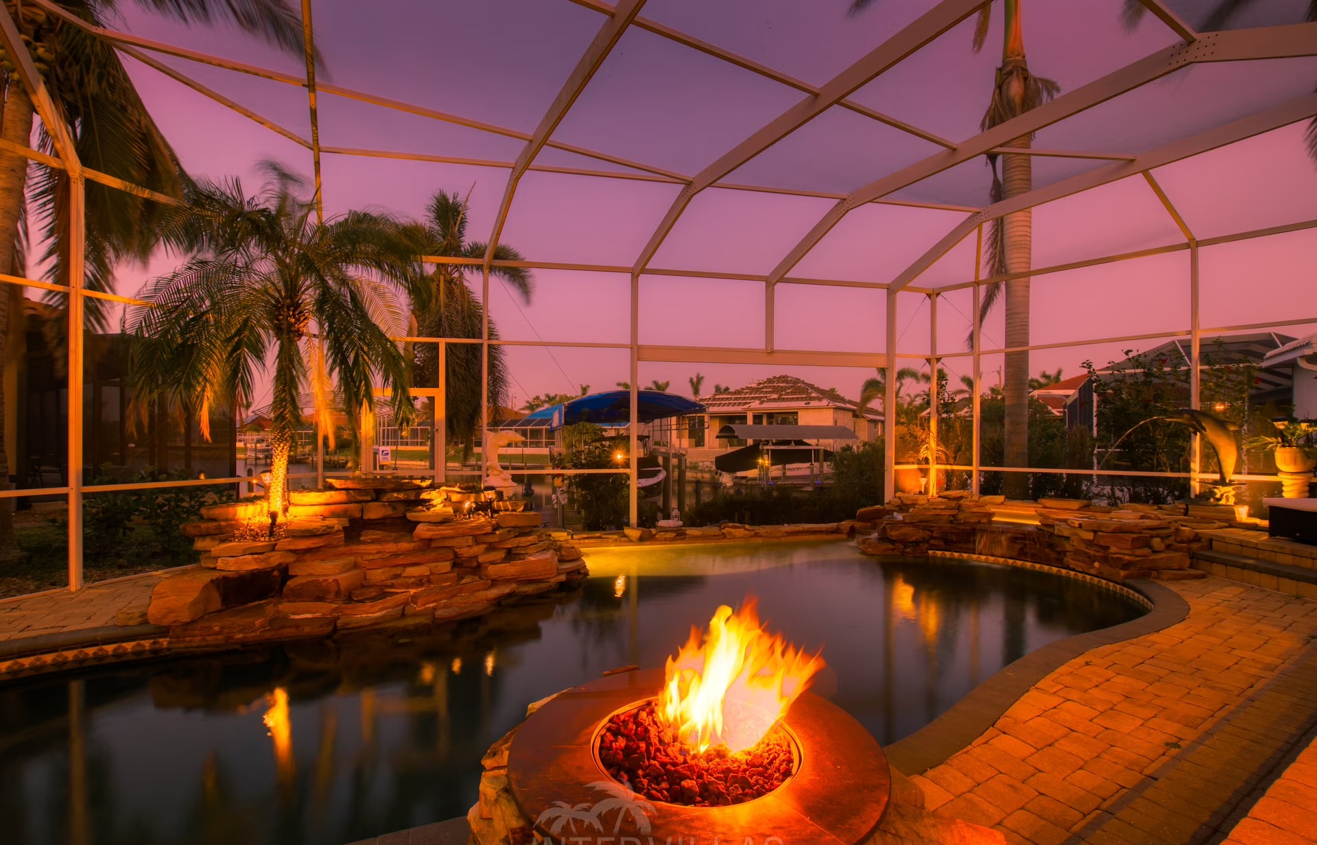 Beheizbarer Salzwasserpool mit Whirlpool und Blick auf den Kanal.