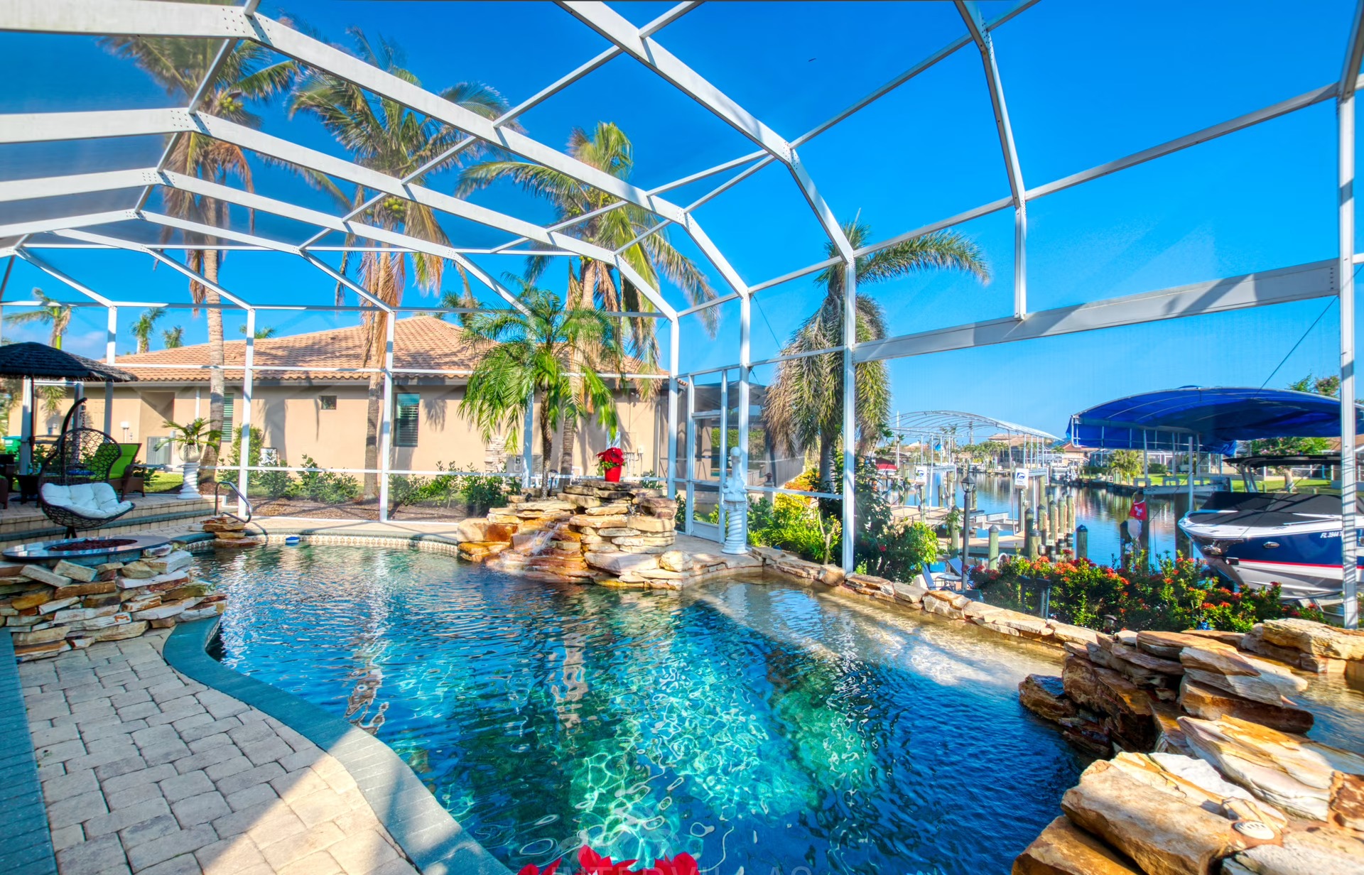 Salzwasserpool mit Whirlpool und Blick auf den Kanal.