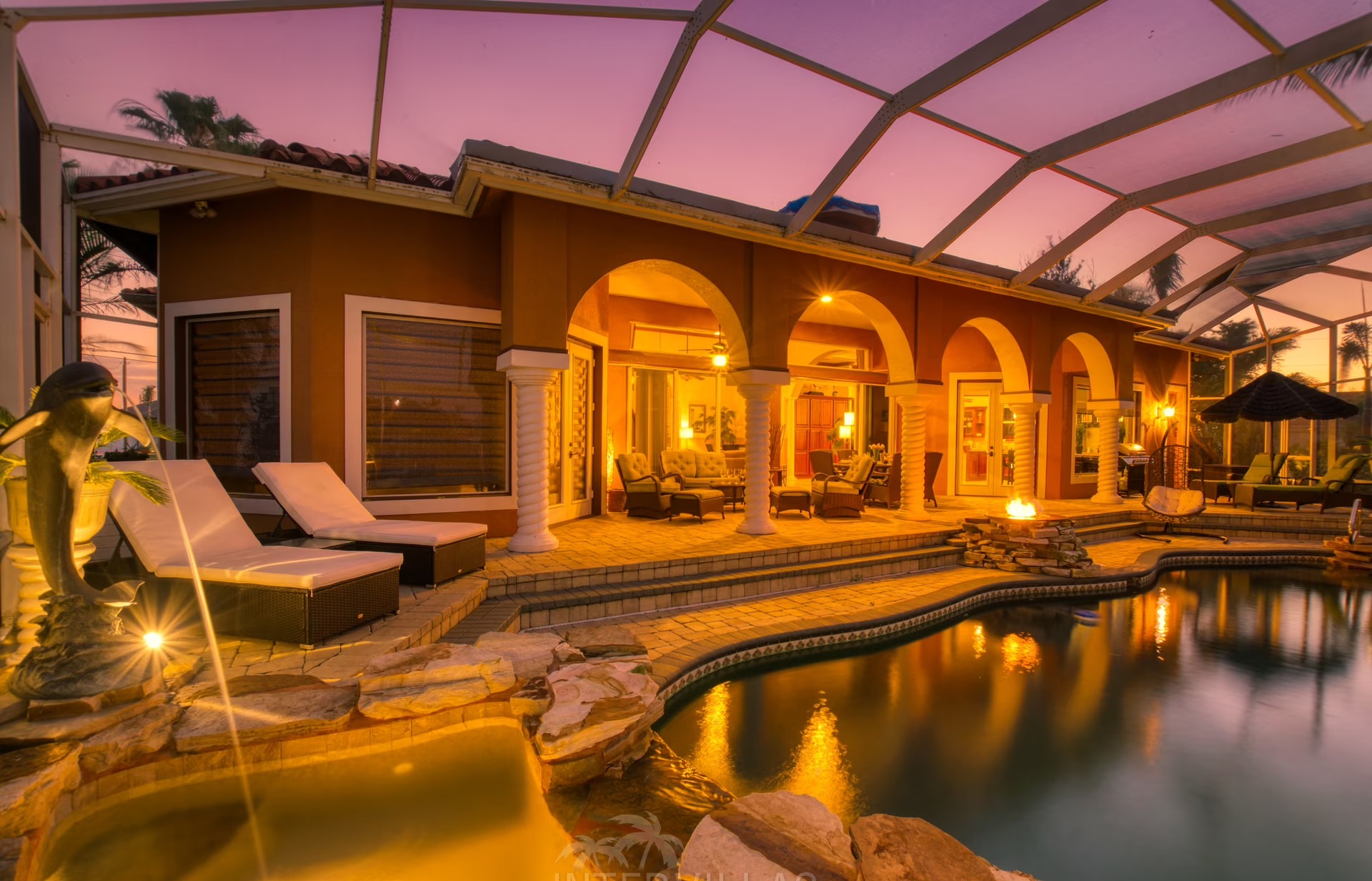 Salzwasserpool mit Spa und Blick auf den Kanal mit Bootsdock und Lift.