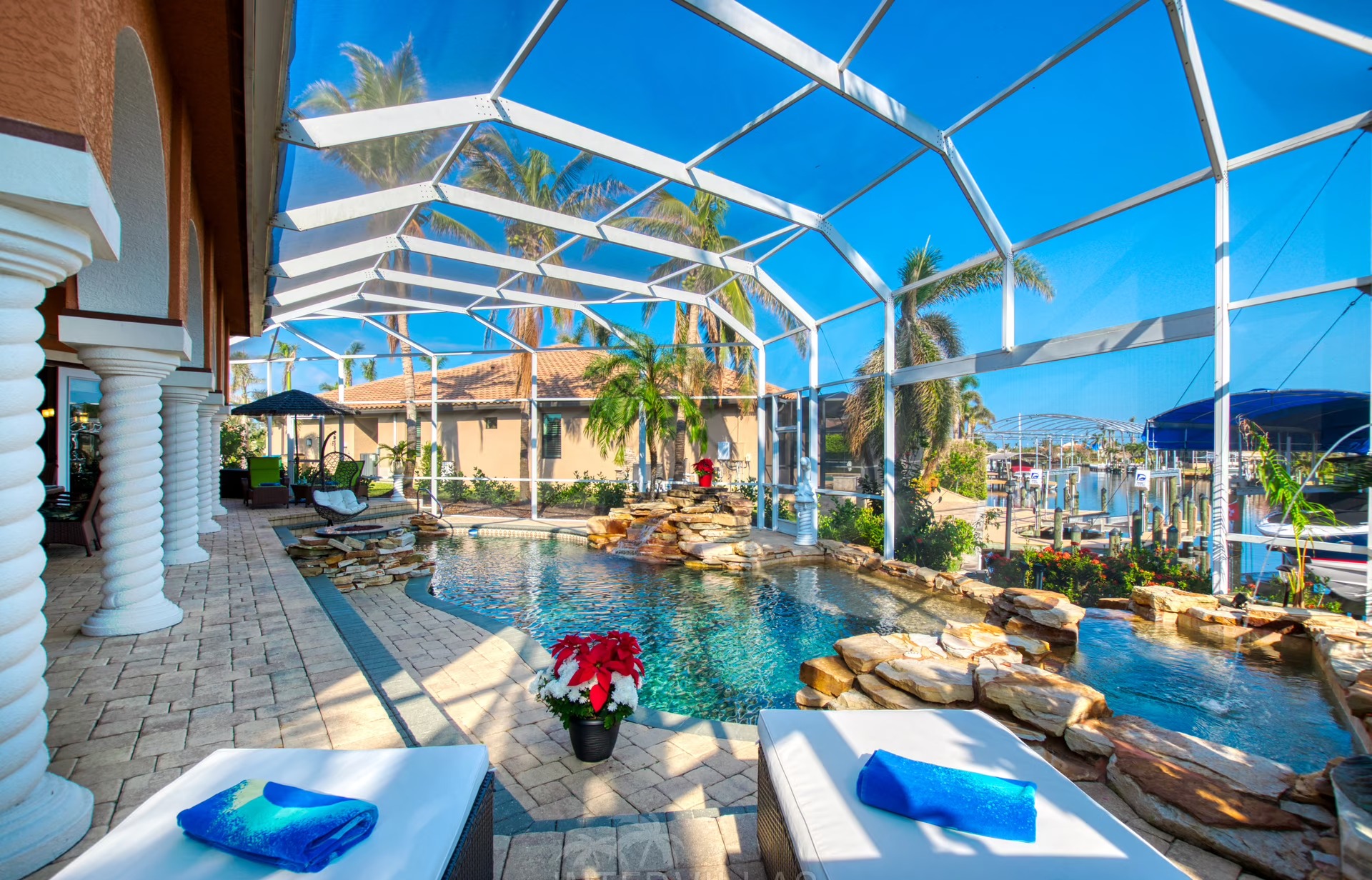 Salzwasserpool mit Spa und Blick auf den Kanal