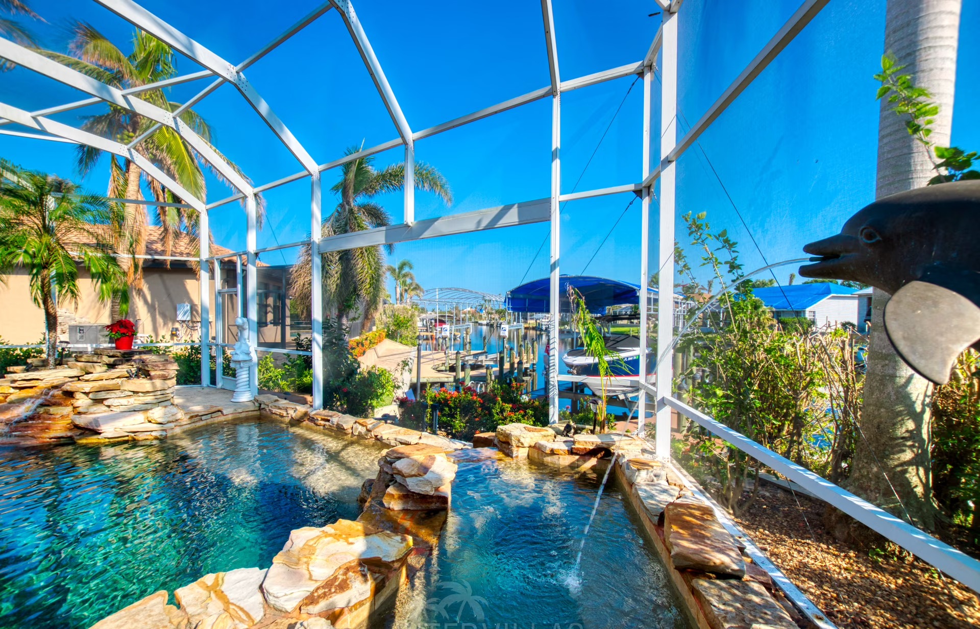 Salzwasserpool mit Whirlpool und Blick auf den Kanal mit Bootsdock.