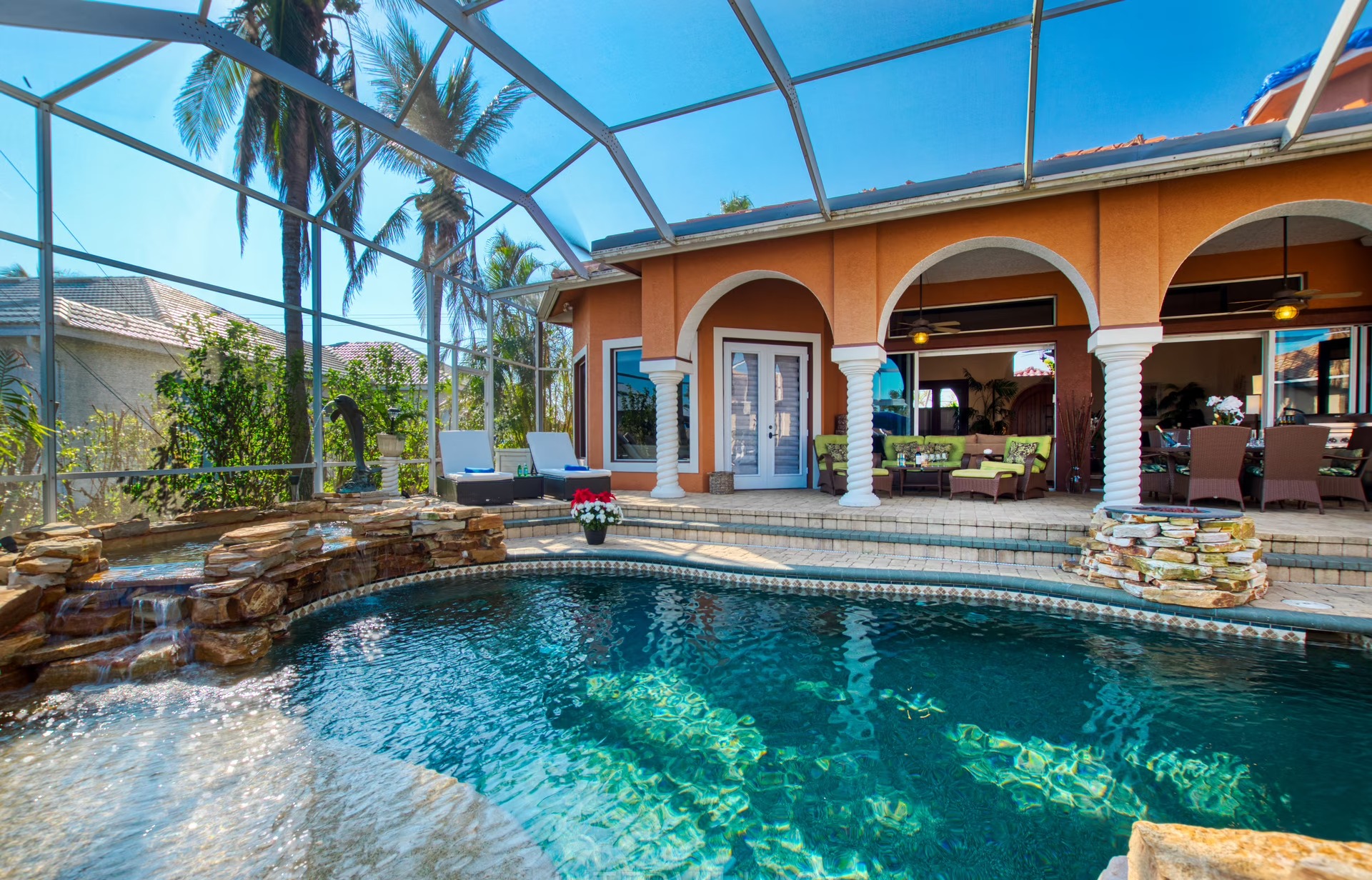 Salzwasserpool mit Whirlpool und Blick auf den Kanal.