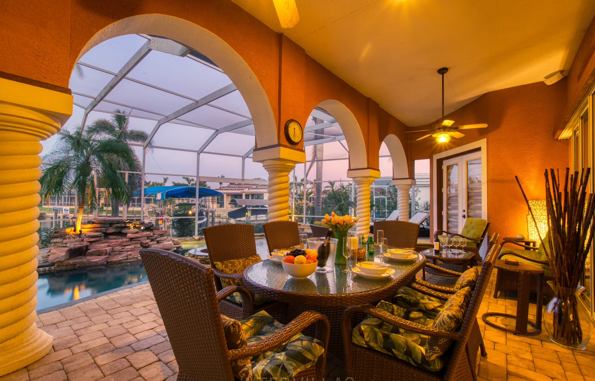 Salzwasserpool mit Spa und Blick auf den Kanal mit privatem Bootsdock.