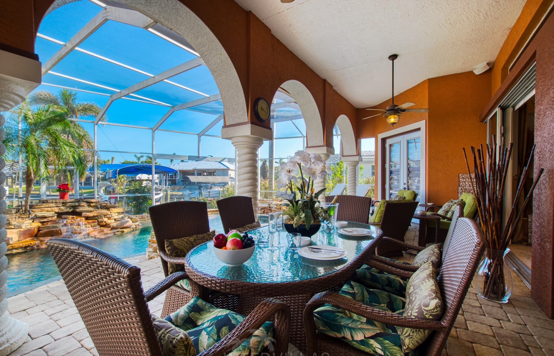 Beheizter Salzwasserpool mit Whirlpool und Blick auf den Kanal.