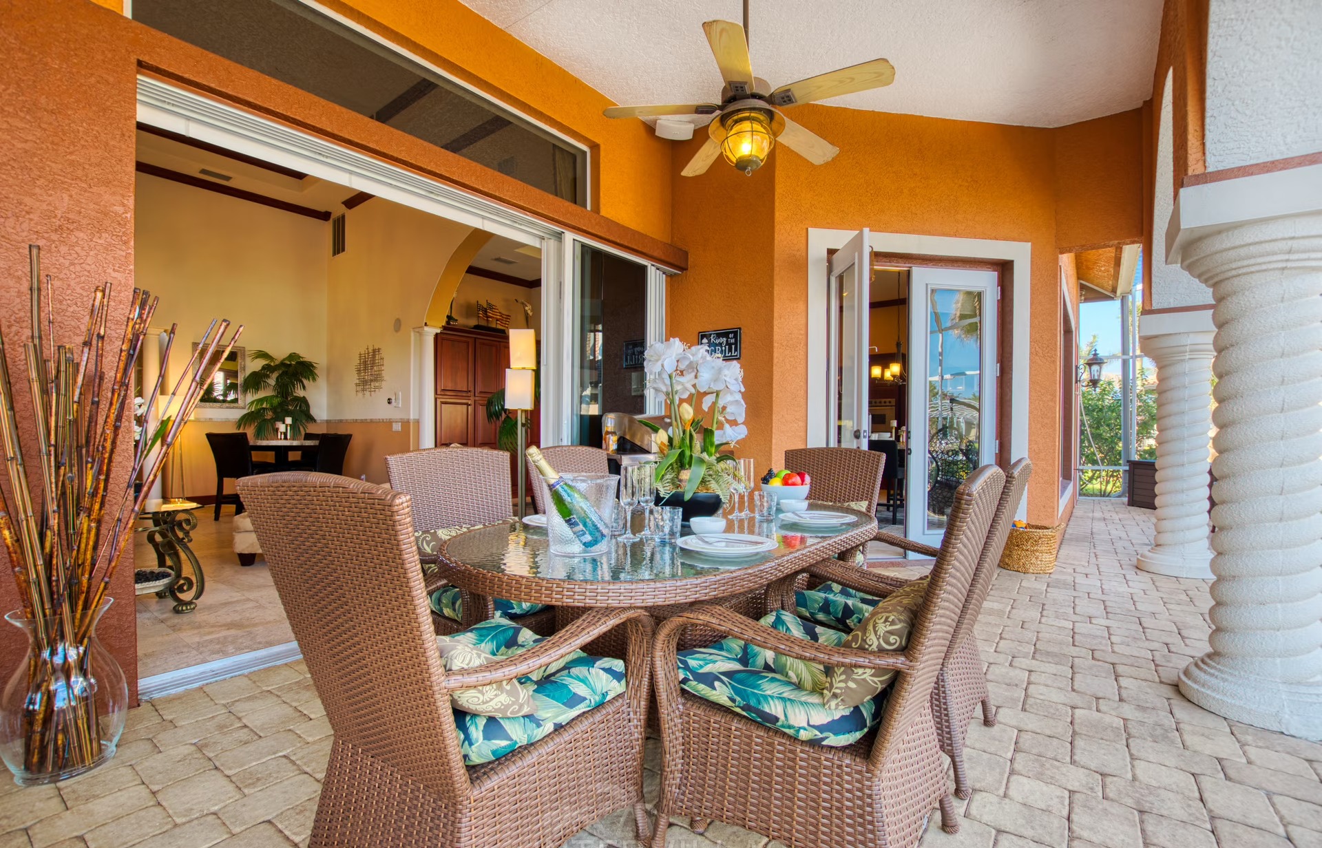 Salzwasserpool mit Spa und Blick auf den Kanal.