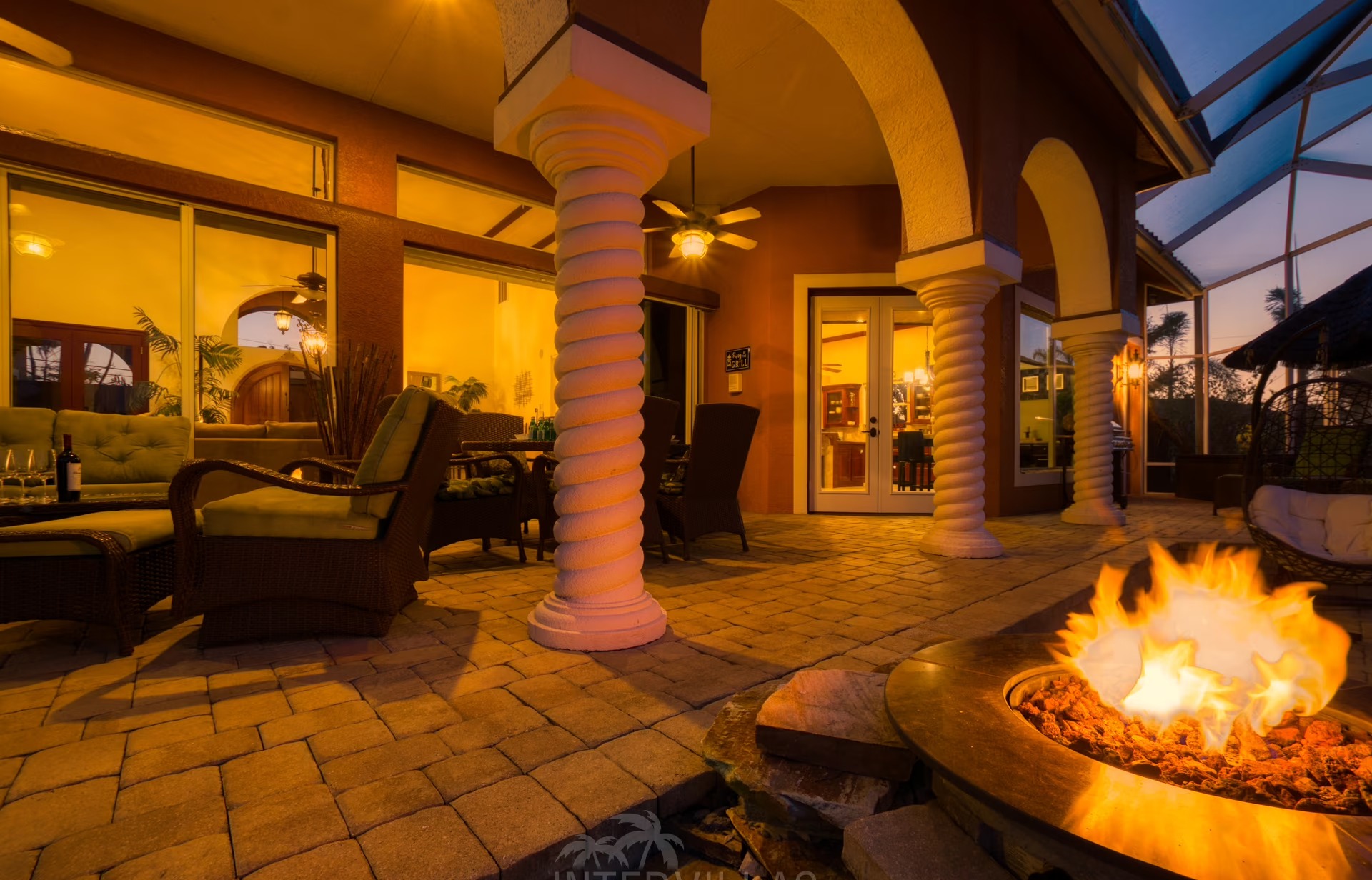 Privates Bootsdock mit Bootslift am Kanal.