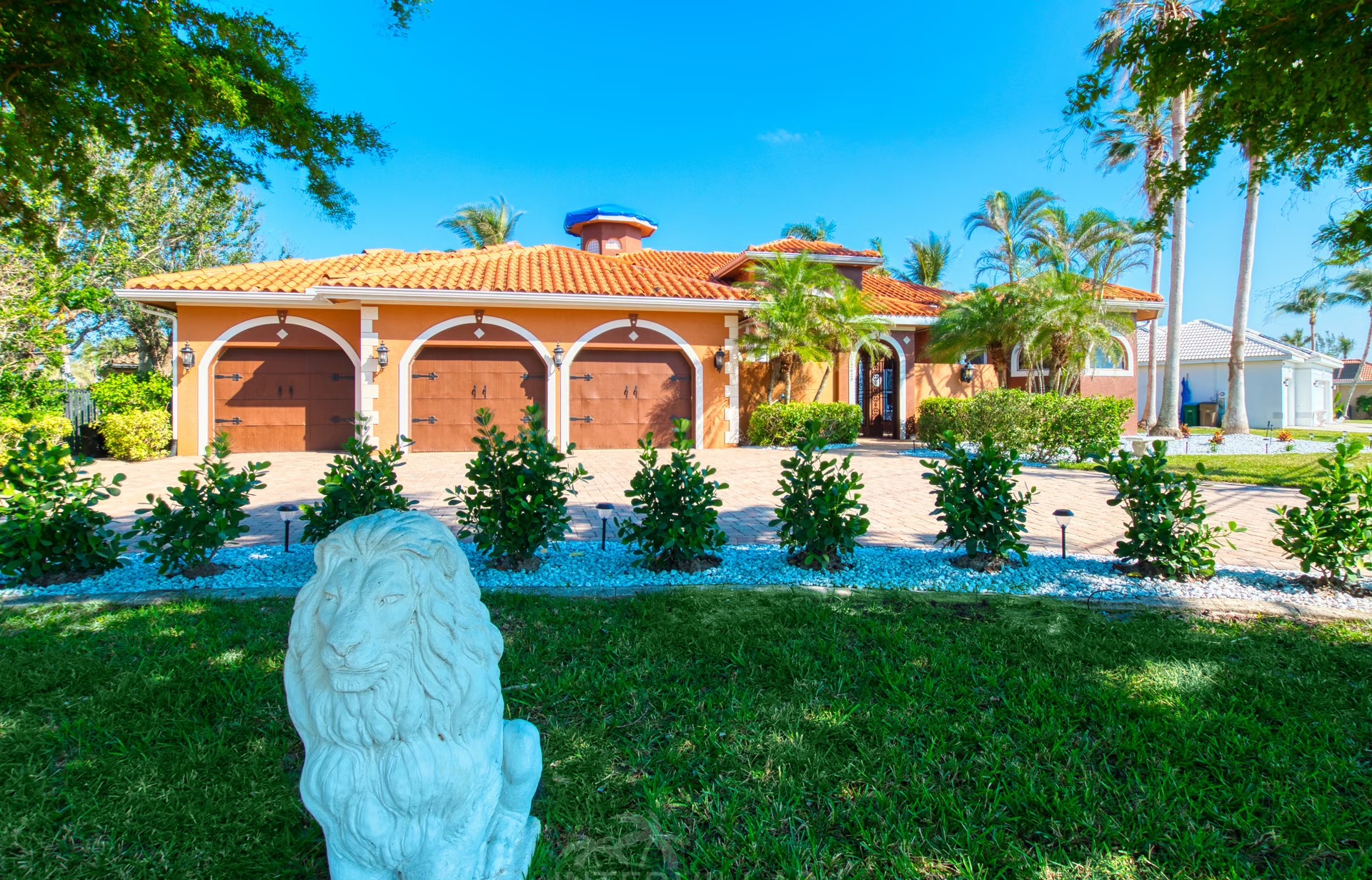 Salzwasserpool mit Spa und Blick auf den Kanal mit Bootsdock.