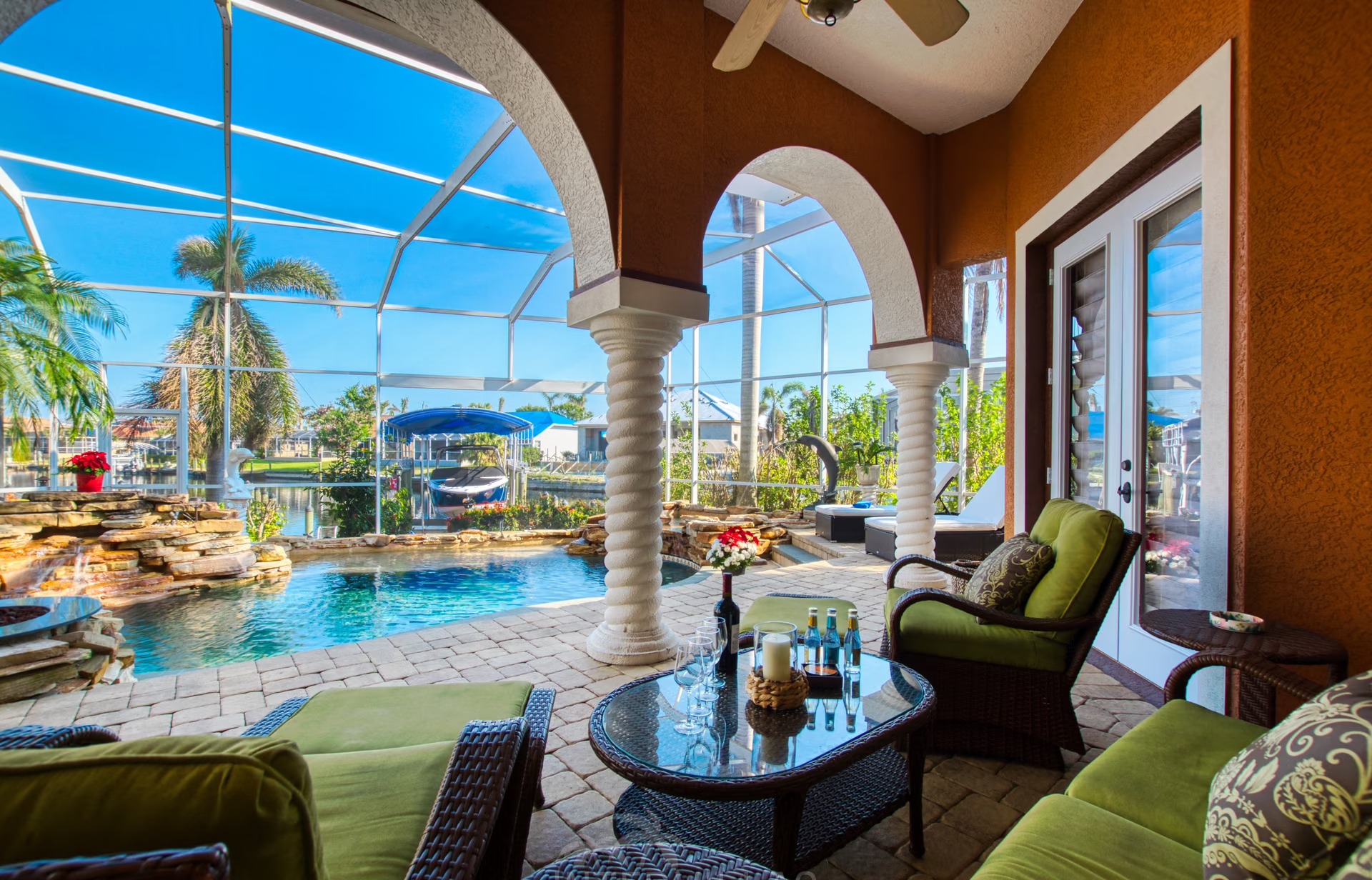 Salzwasserpool mit Spa und Blick auf den Kanal.