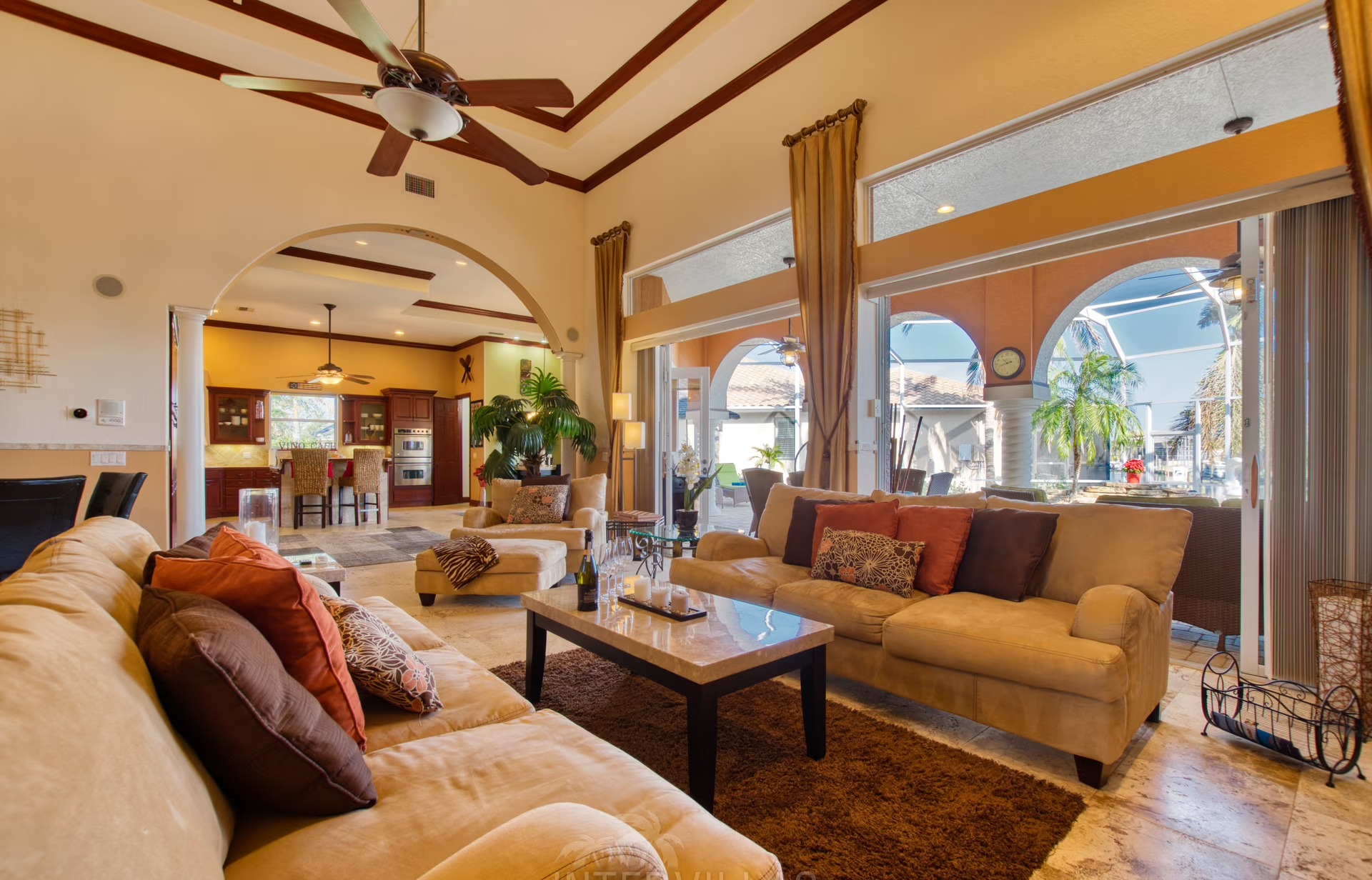 Salzwasserpool mit Spa und Blick auf den Kanal.