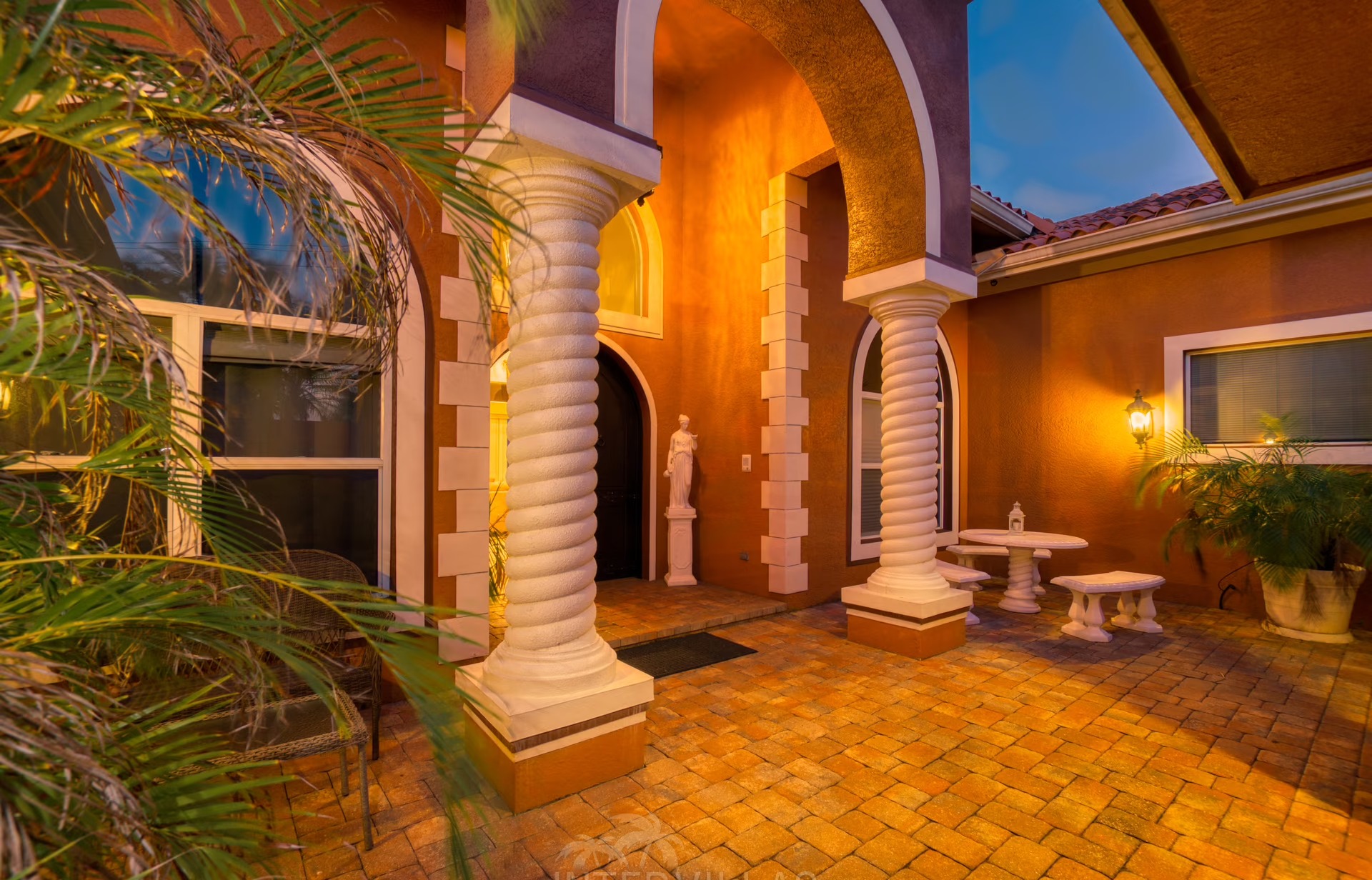 Waterfront-Villa mit Salzwasserpool, Spa und privatem Bootsdock am Kanal.