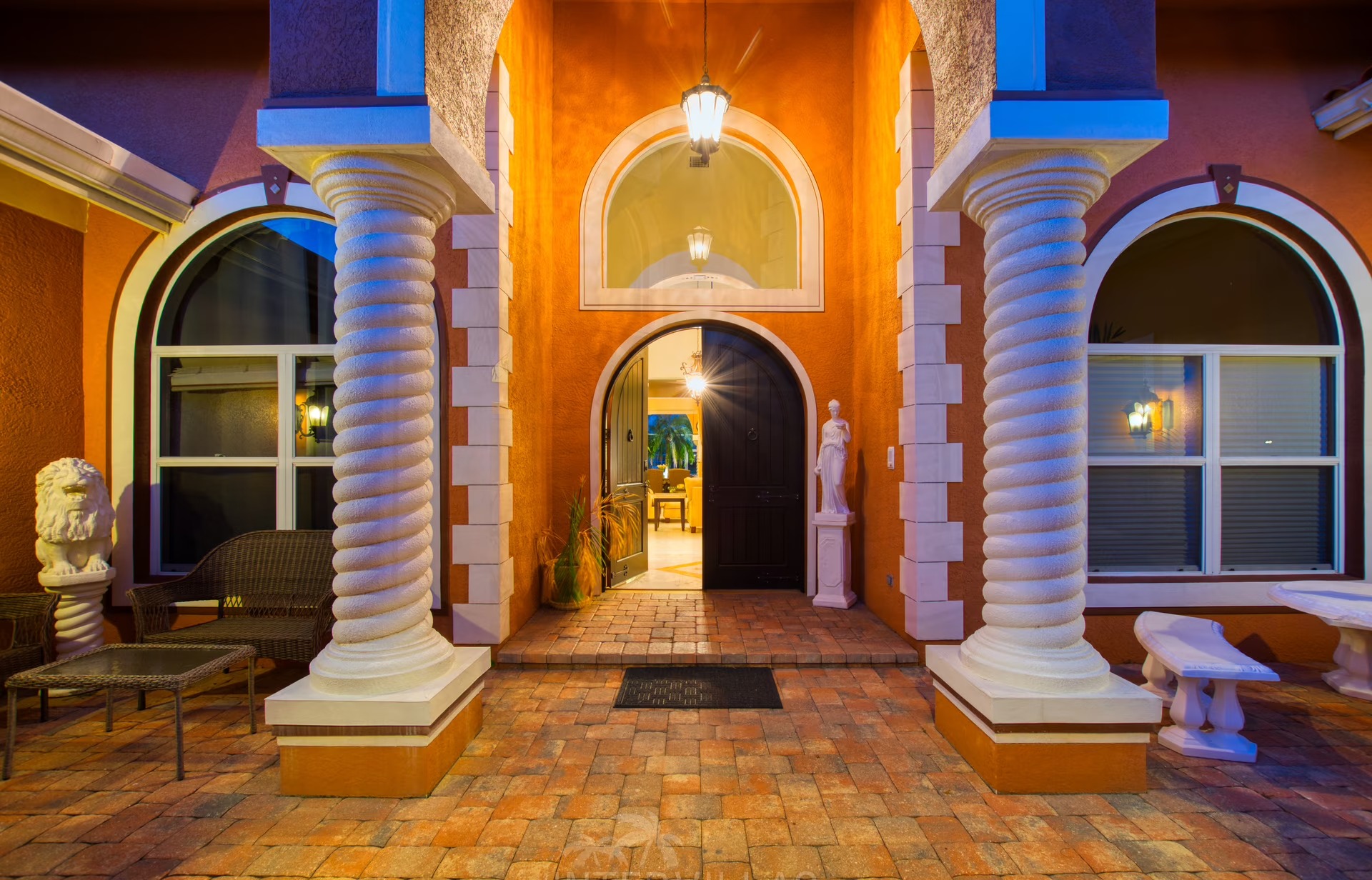 Salzwasserpool mit Whirlpool und Blick auf den Kanal.