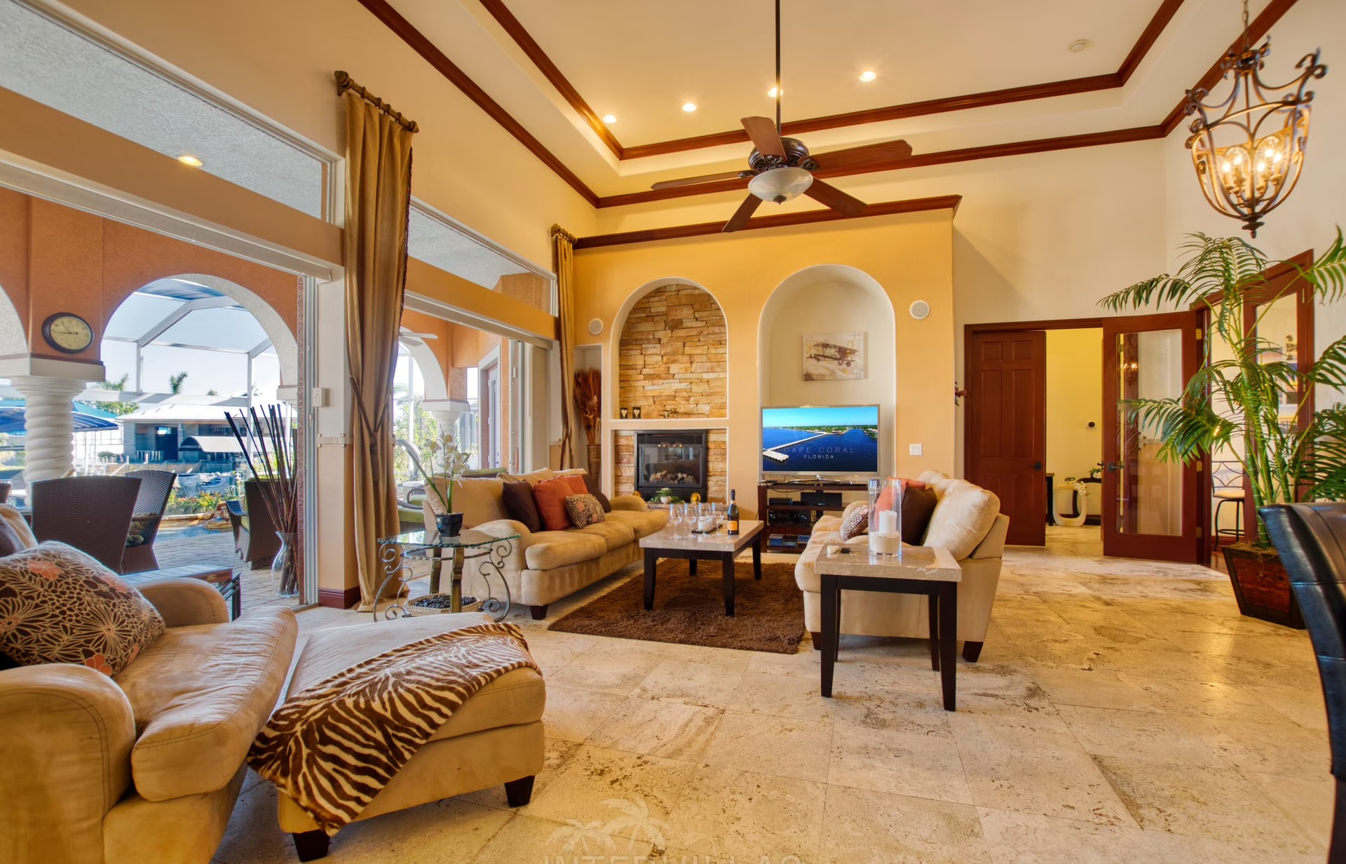 Salzwasserpool mit Spa und Blick auf den Kanal mit Bootsdock und Lift.