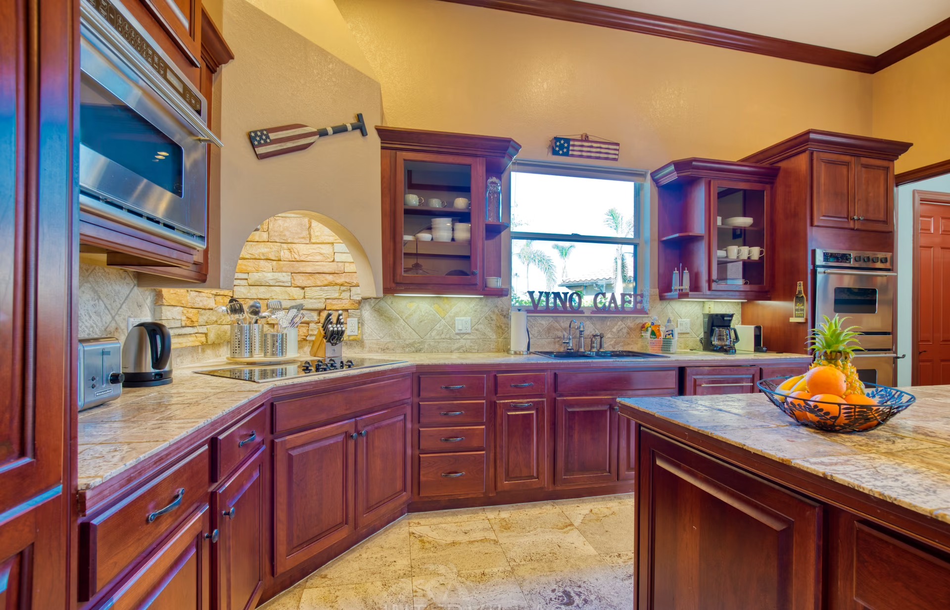 Privates Bootsdock mit Lift am Kanal.